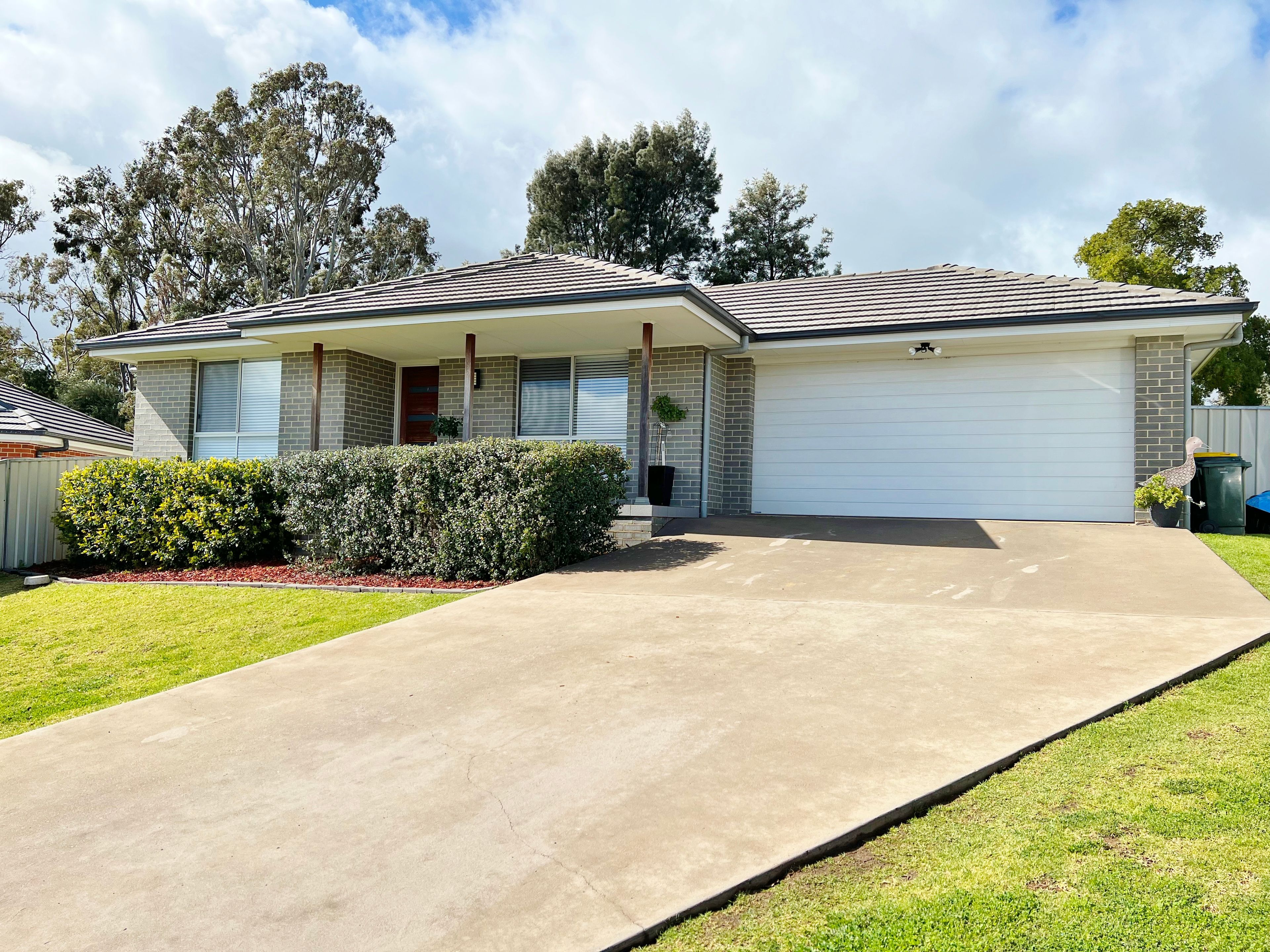 9 Henry Place, Young, NSW 2594