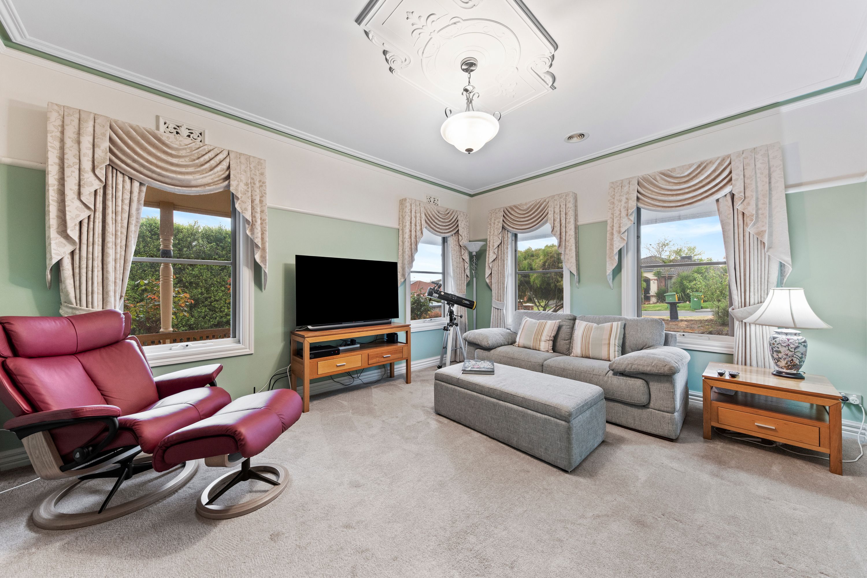 17 Pioneers Crescent, Pakenham, VIC 3810