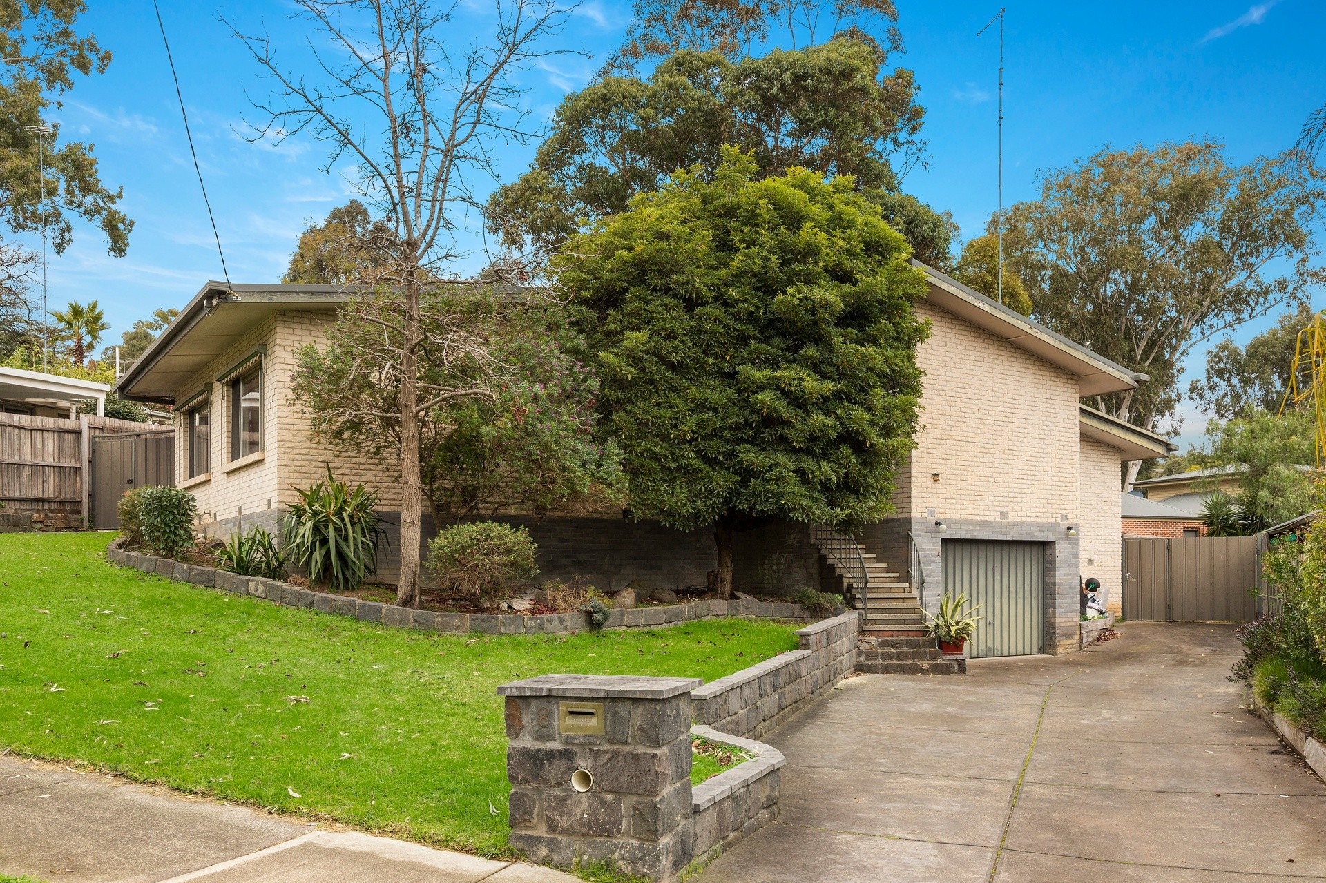 8 Bishop Avenue, Diamond Creek, VIC 3089