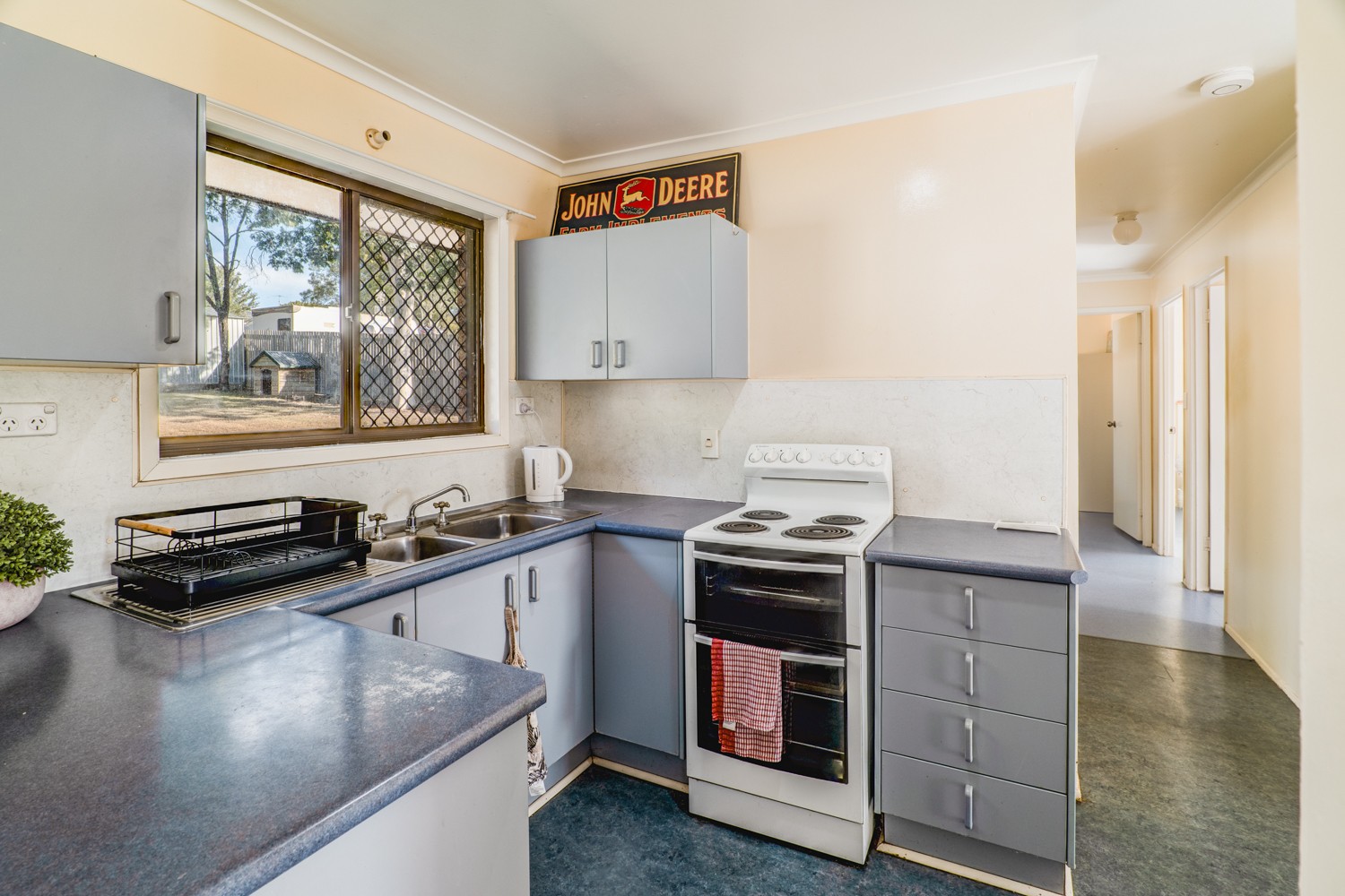 42 Dingyarra Street, Toogoolawah, QLD 4313
