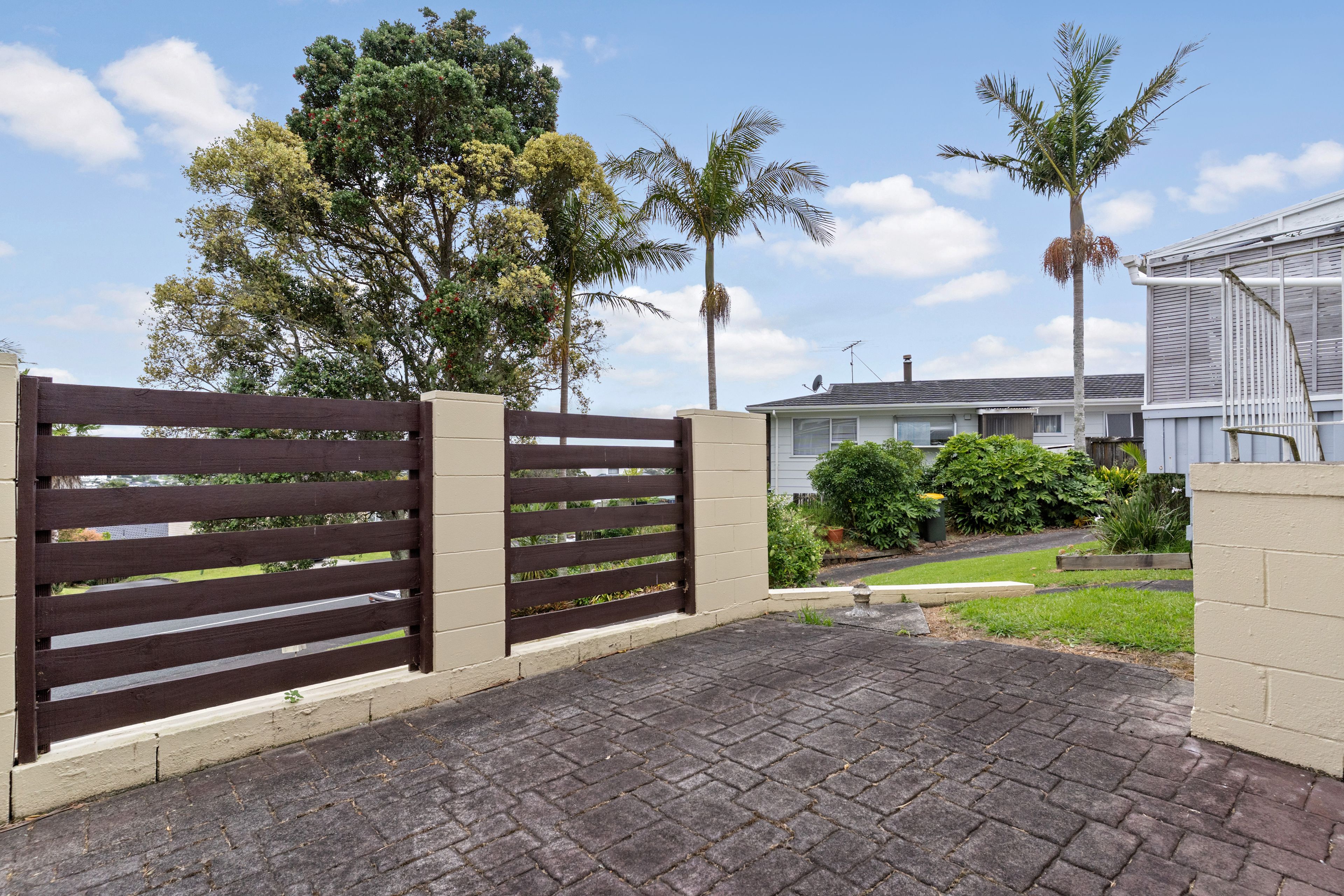 2/1 Flagstaff Place, Massey, Waitakere City