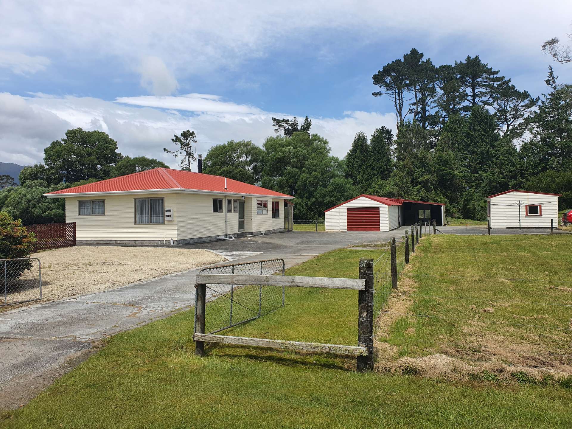 1067 Kaniere-Kowhitirangi Road photo 2