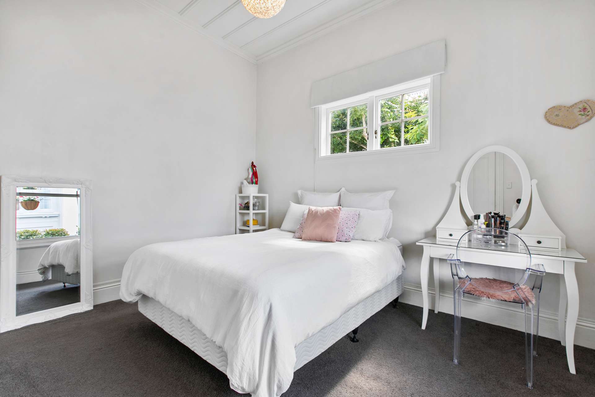 531 New North Road photo 2