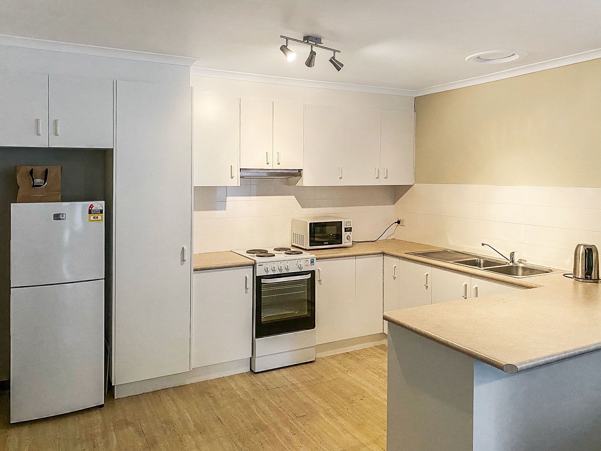 1/3 Everett Close, Herne Hill, VIC 3218