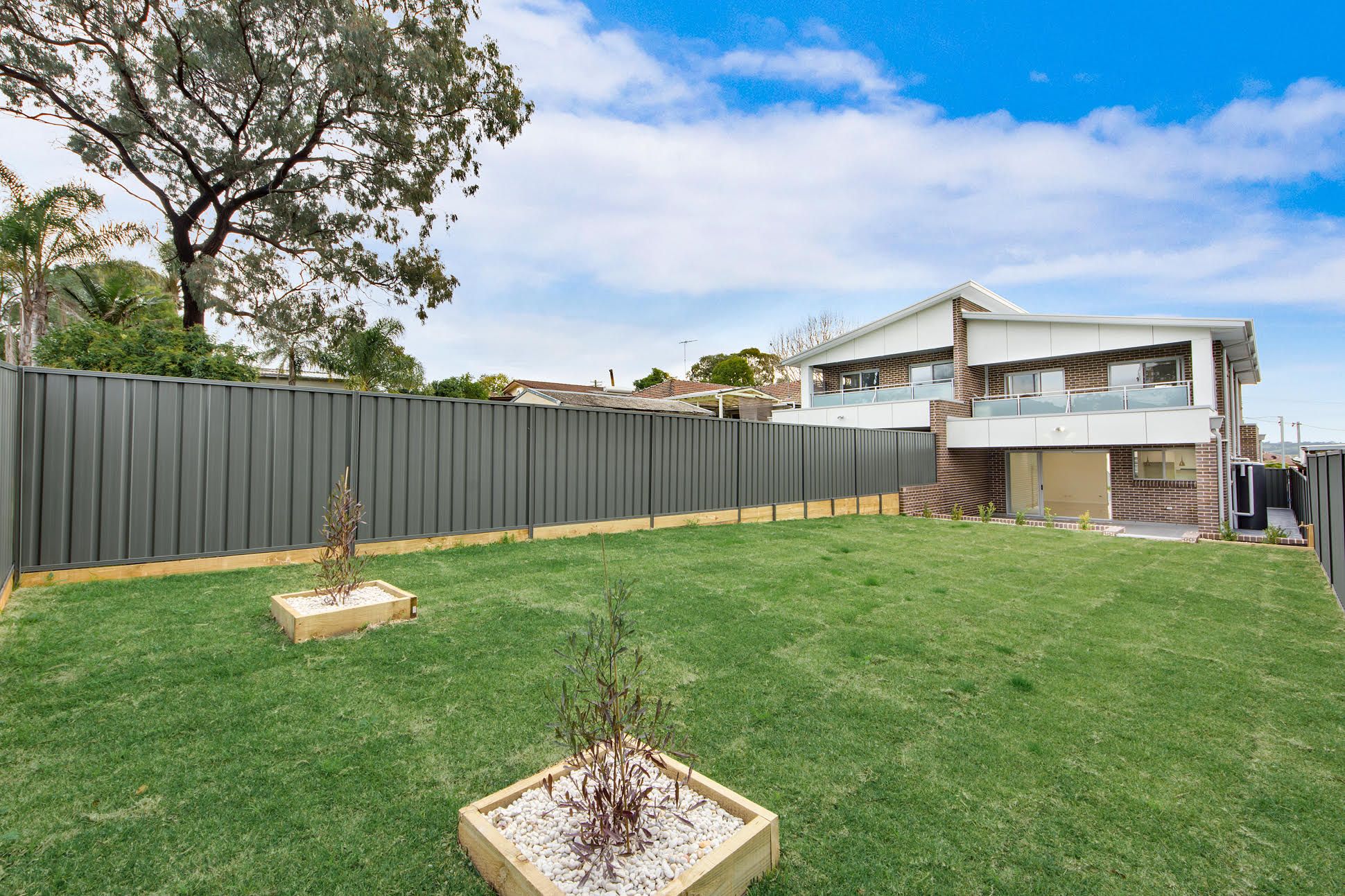8 Hilltop Crescent — photo 2 of 10