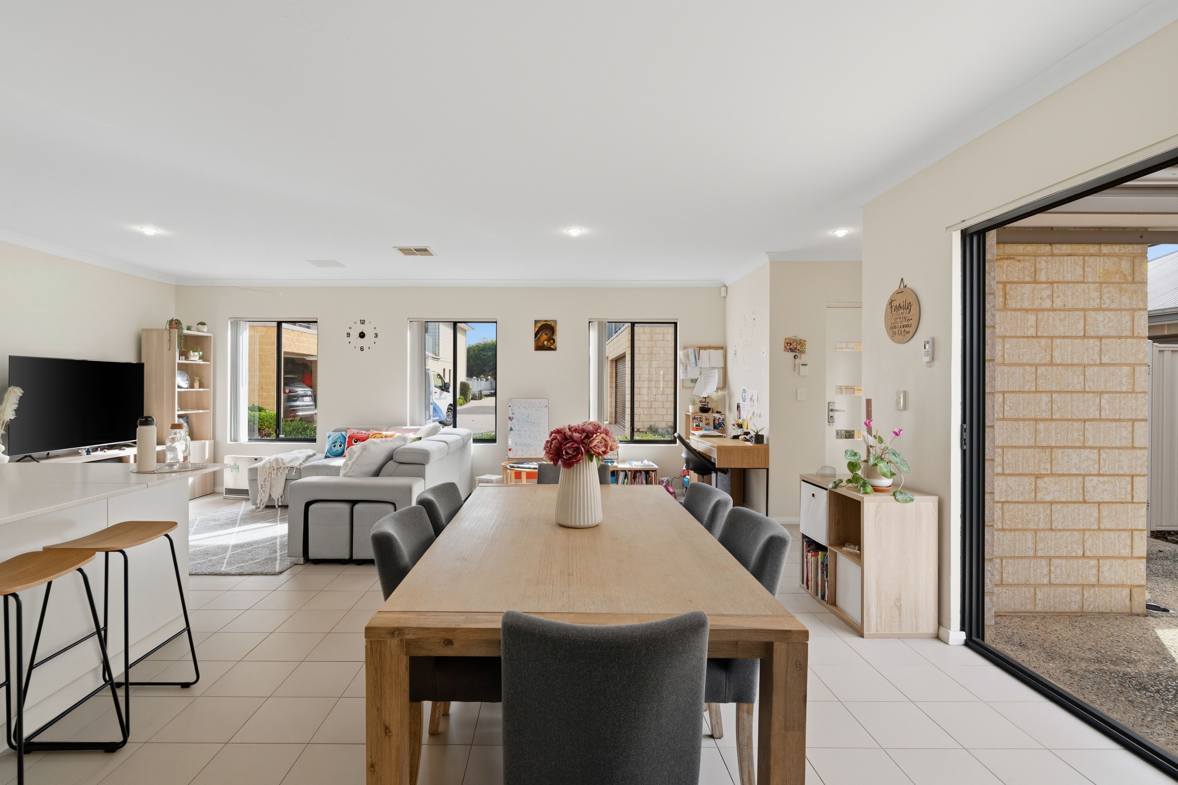 Effortless Modern Living in a Connected Lifestyle Hub — photo 10 of 28