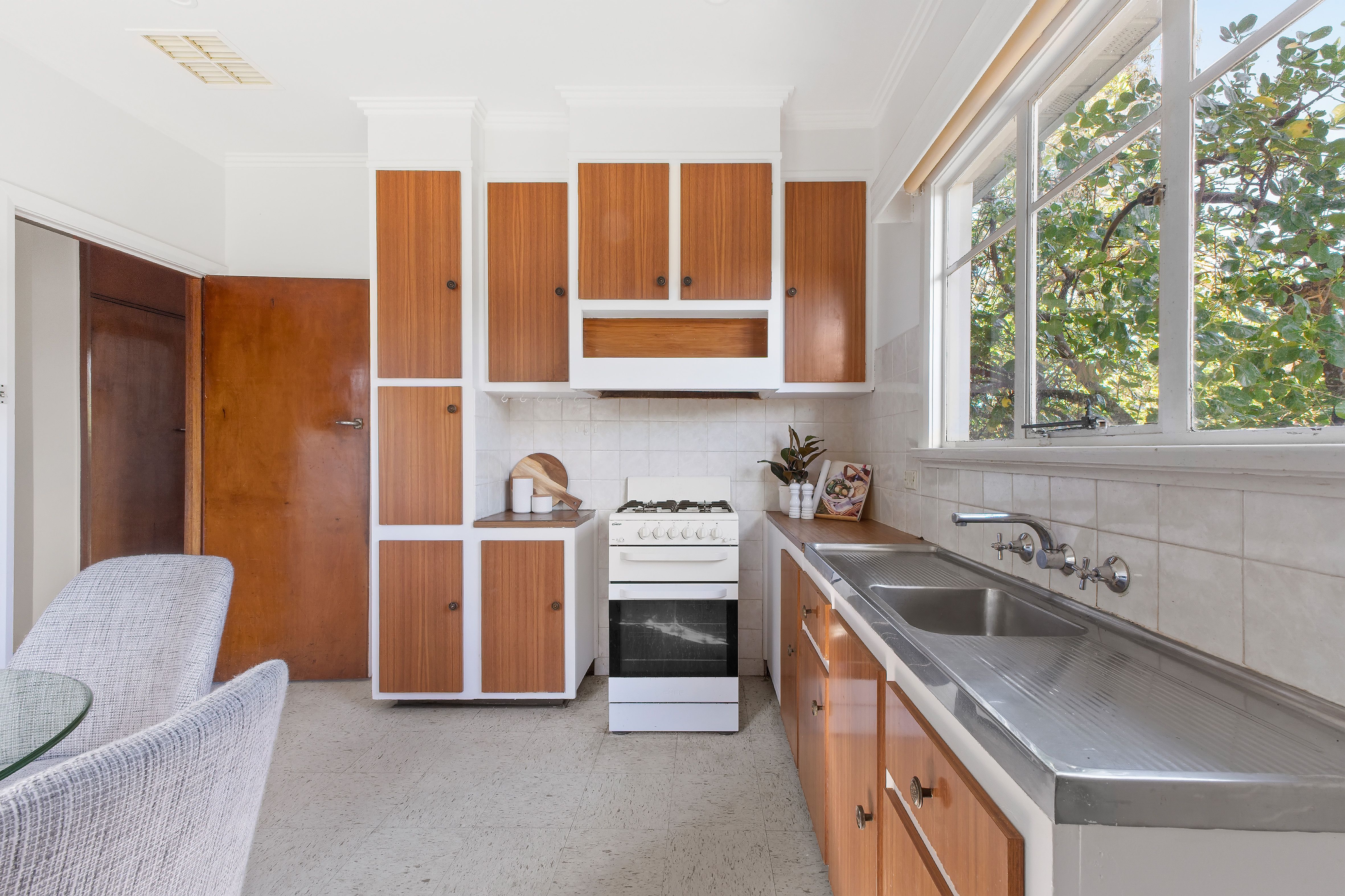 76 Strathallan Road — photo 6 of 16