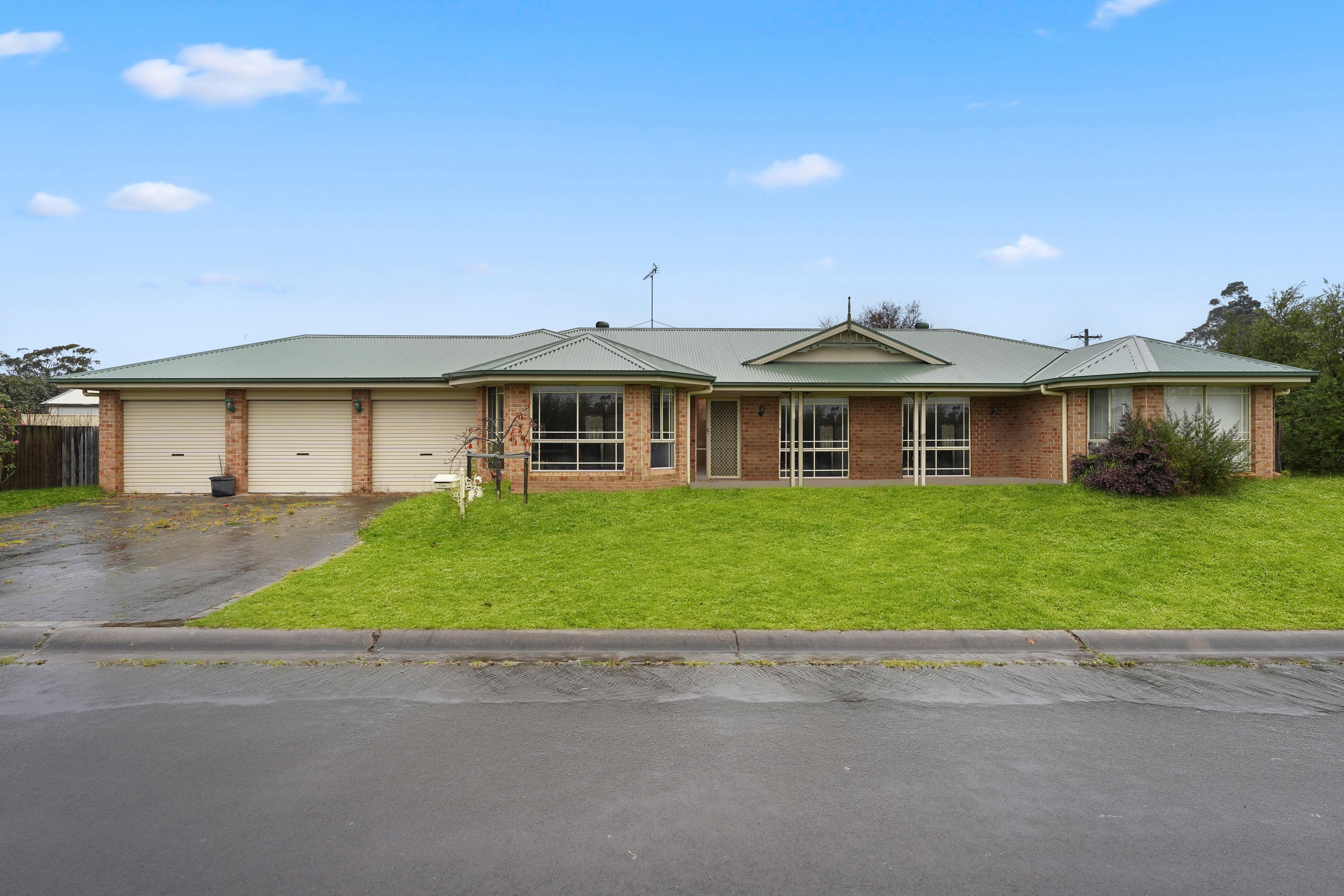 2 Sharnee Close, Hill Top NSW 2575