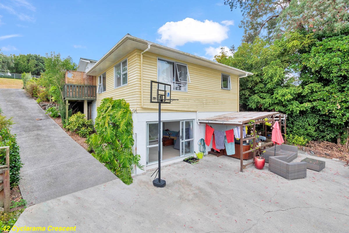 42 Cyclarama Crescent, Massey, Waitakere City