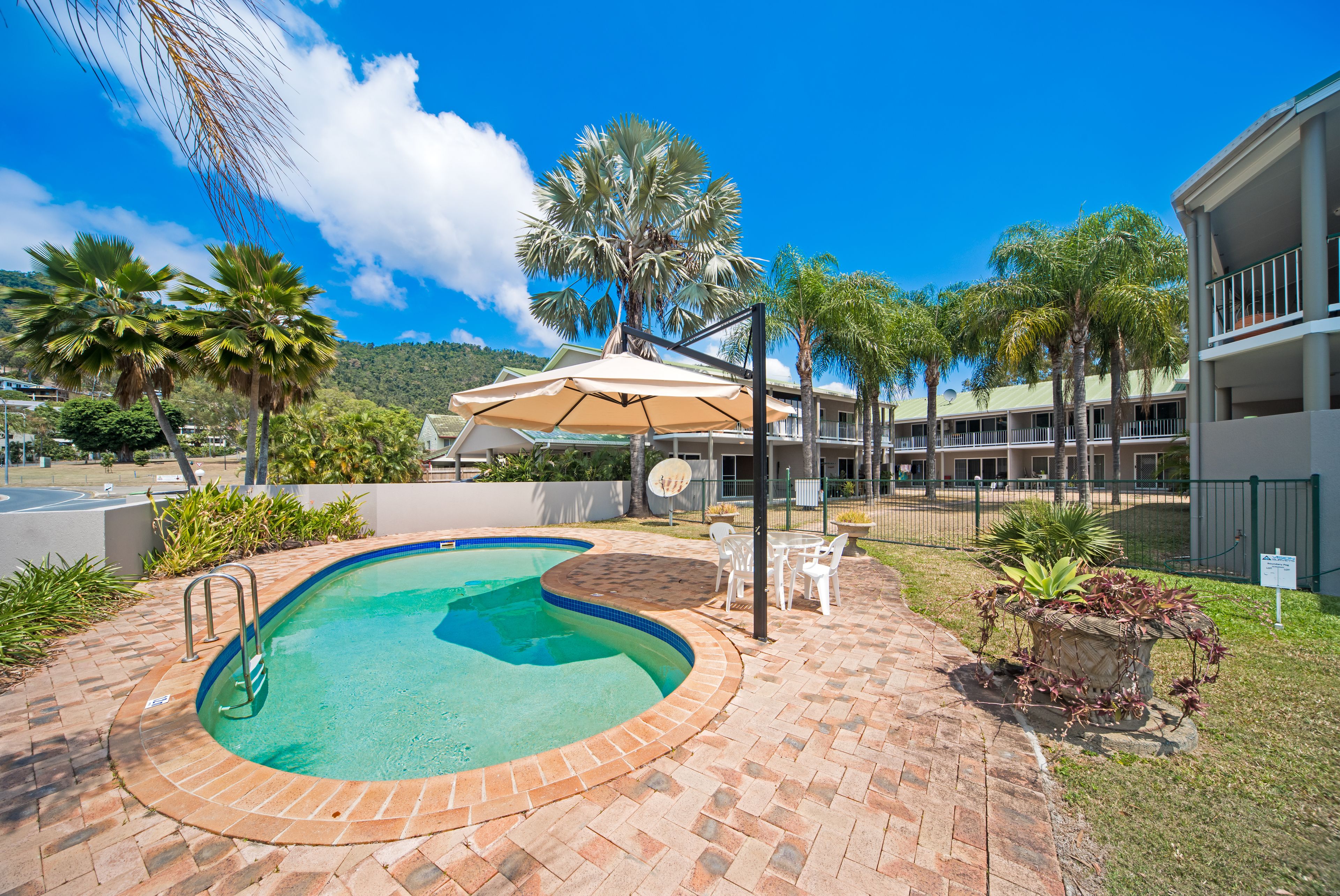 10 Island Drive, Cannonvale QLD 4802