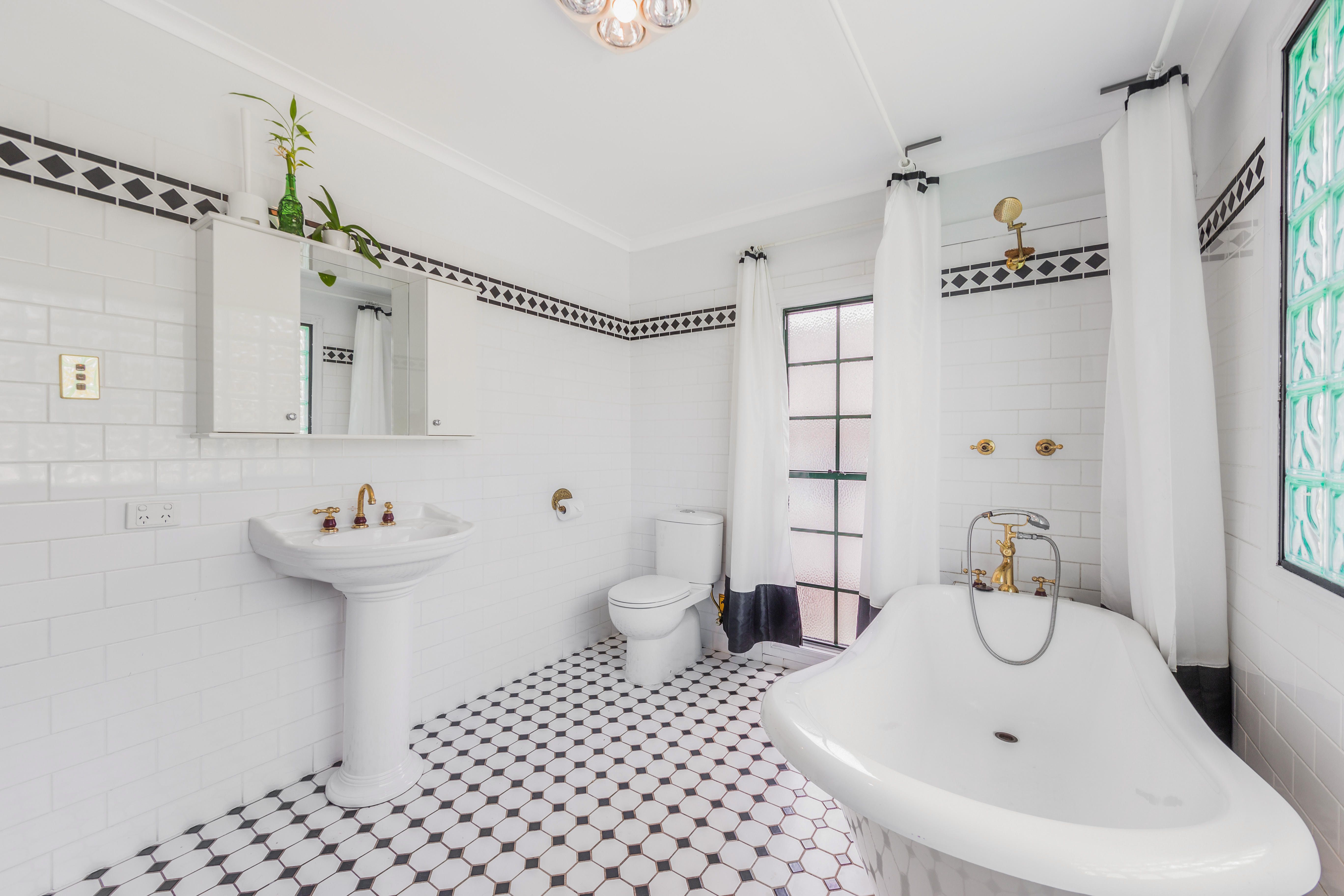 30 Bernays Road, Wynnum West QLD 4178