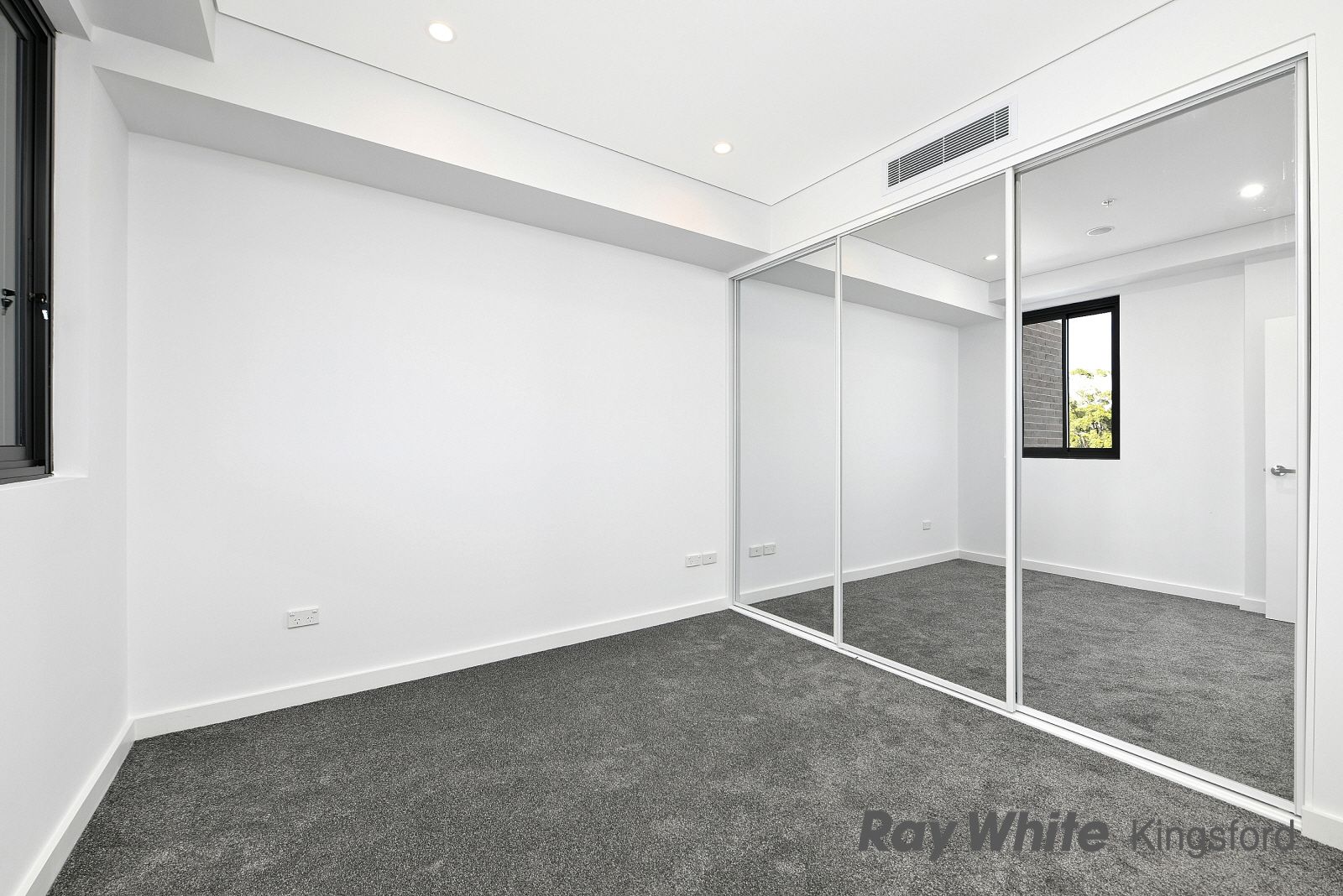 02/17-37 Wollongong Road — photo 3 of 5