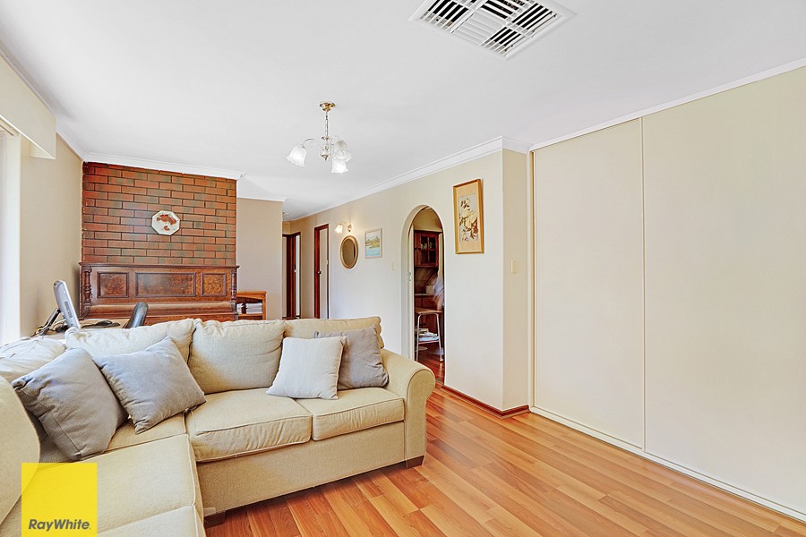 4 Pointer Way, Girrawheen, WA 6064