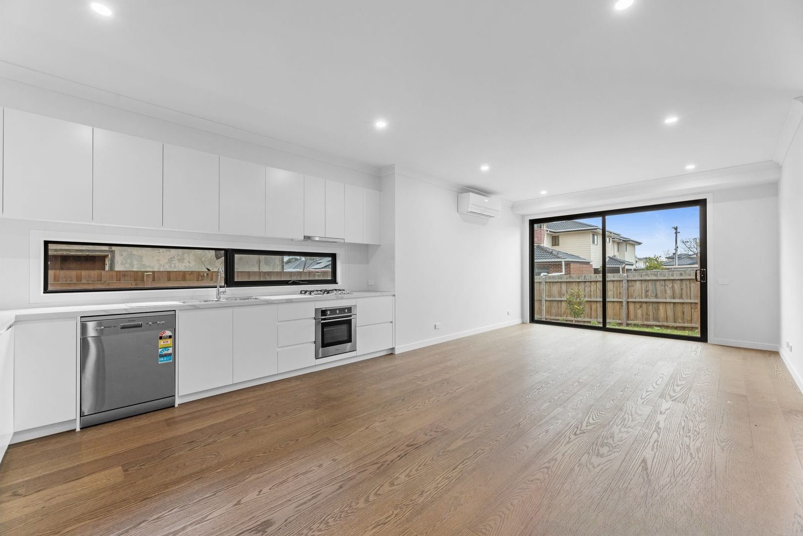3/8 Birdwood Avenue — photo 4 of 7