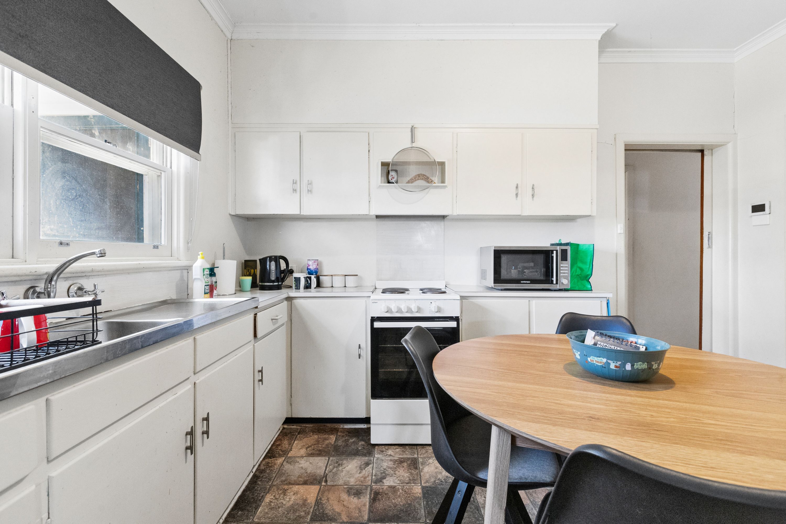 8 Barry Avenue — photo 4 of 12