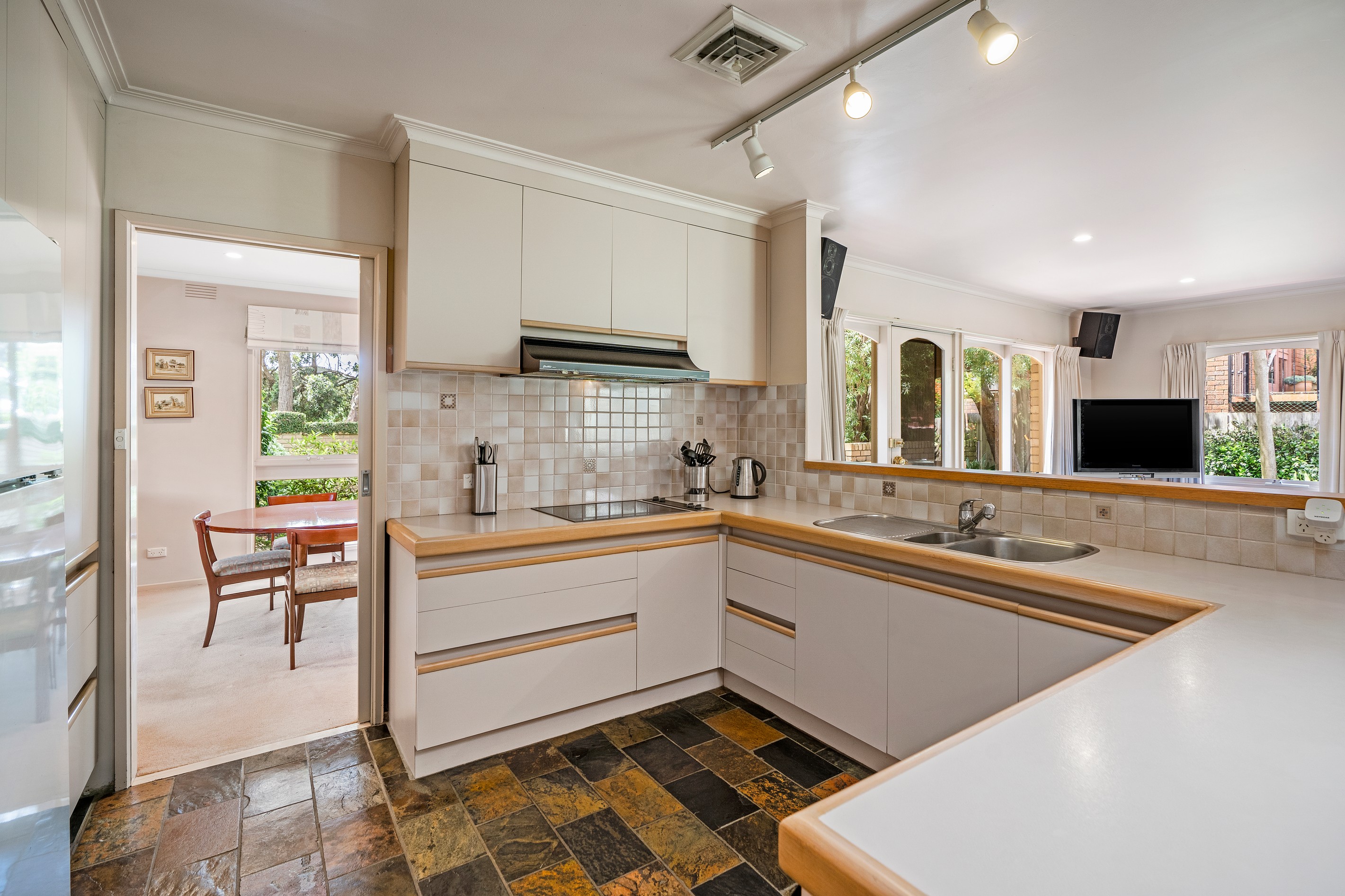 33 Belinda Crescent, Wheelers Hill, VIC 3150