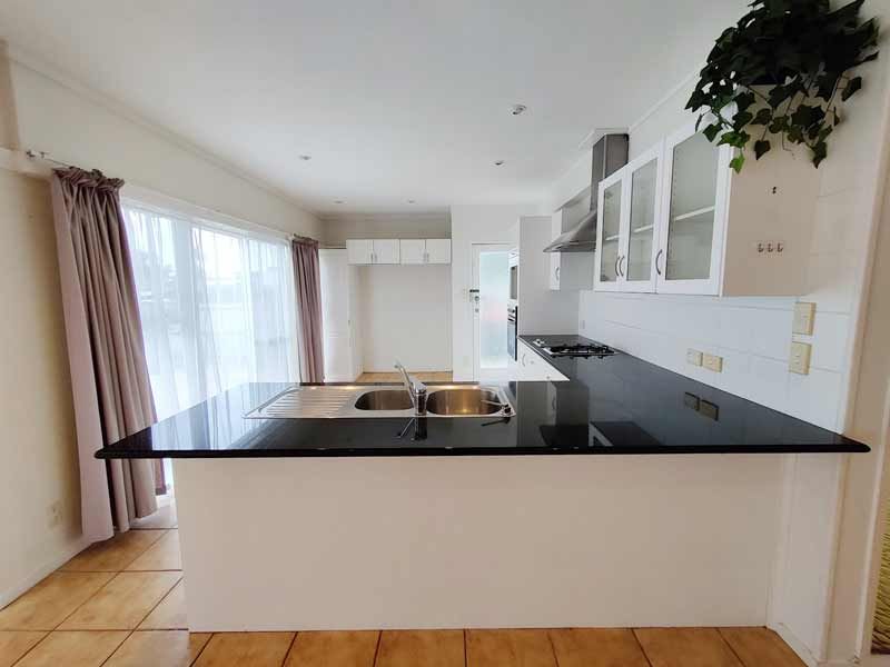90A Bramley Drive, Farm Cove, Manukau City
