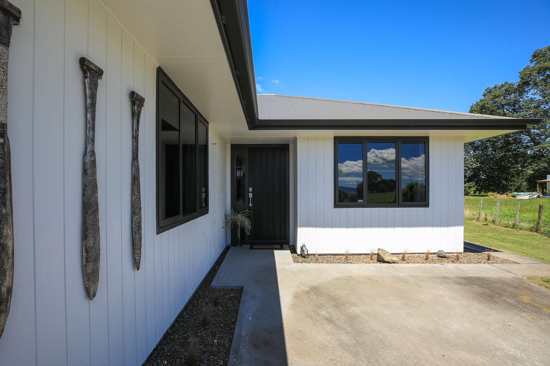 690 Te Kawa Road photo 3