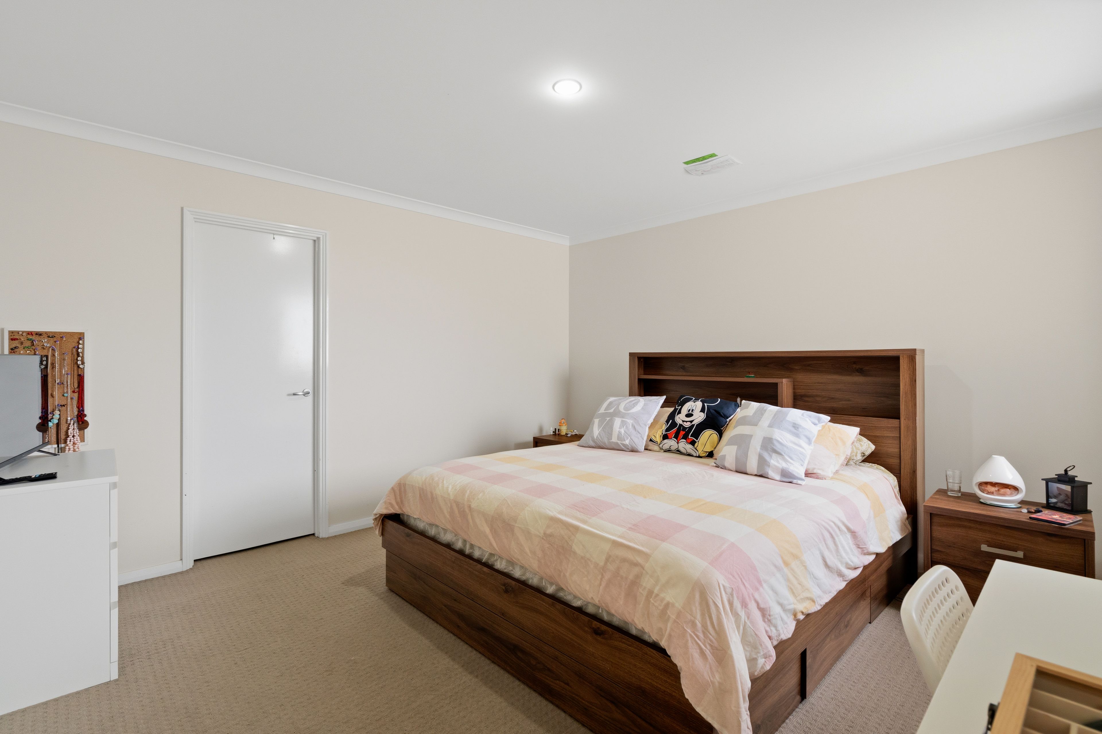 Effortless Modern Living in a Connected Lifestyle Hub — photo 18 of 28