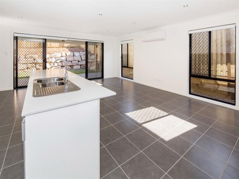 2/42 Kenneth Drive, Augustine Heights, QLD 4300