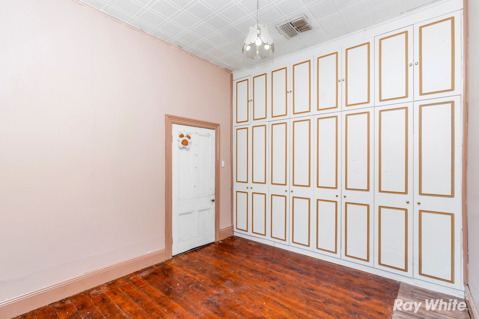 52 Kemp Street — photo 5 of 14