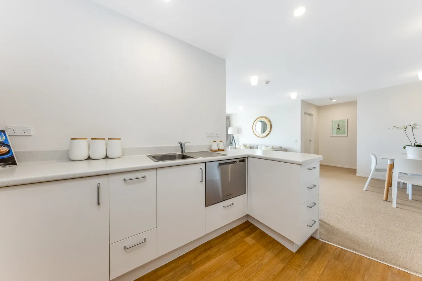 204/20A Alfriston Road photo 2