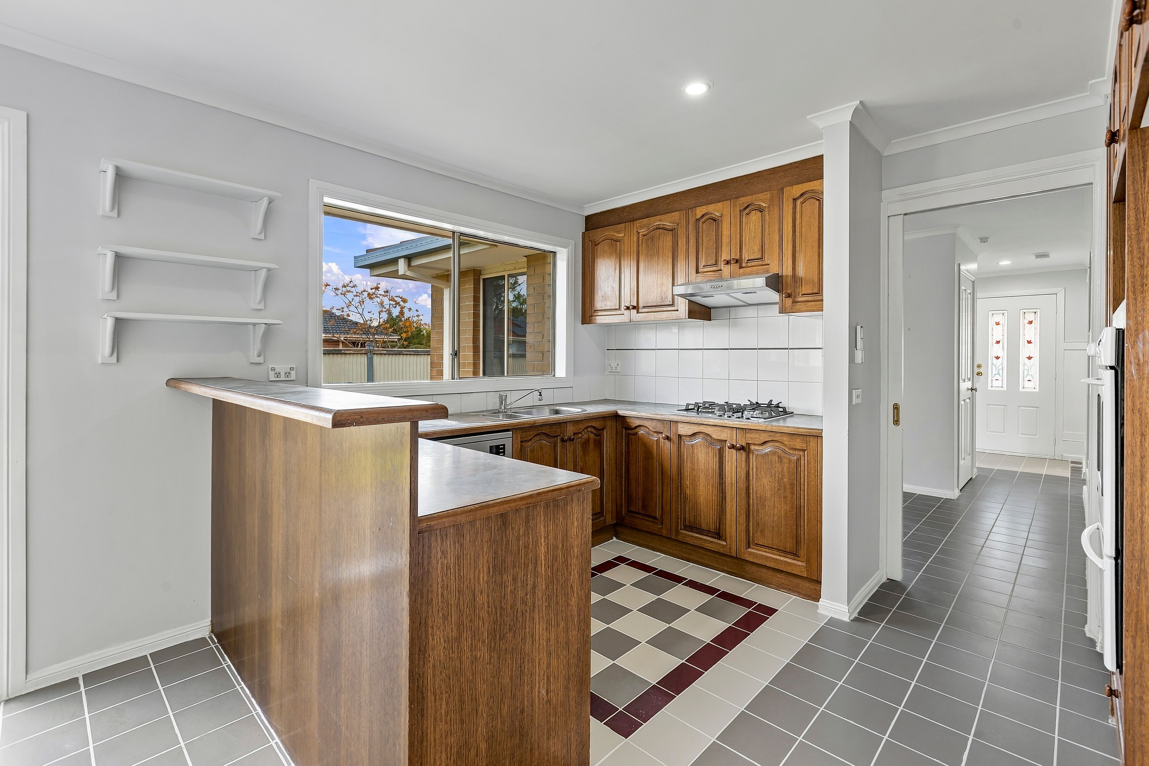 79 Mckenzie Crescent — photo 5 of 11
