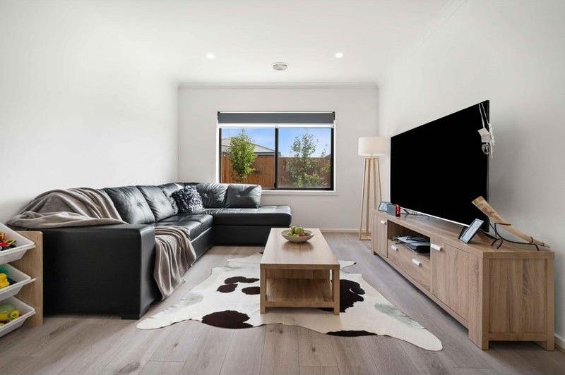 24 Steamboat Avenue, WINTER VALLEY, VIC 3358