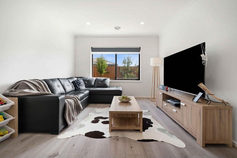 24 Steamboat Avenue, WINTER VALLEY, VIC 3358