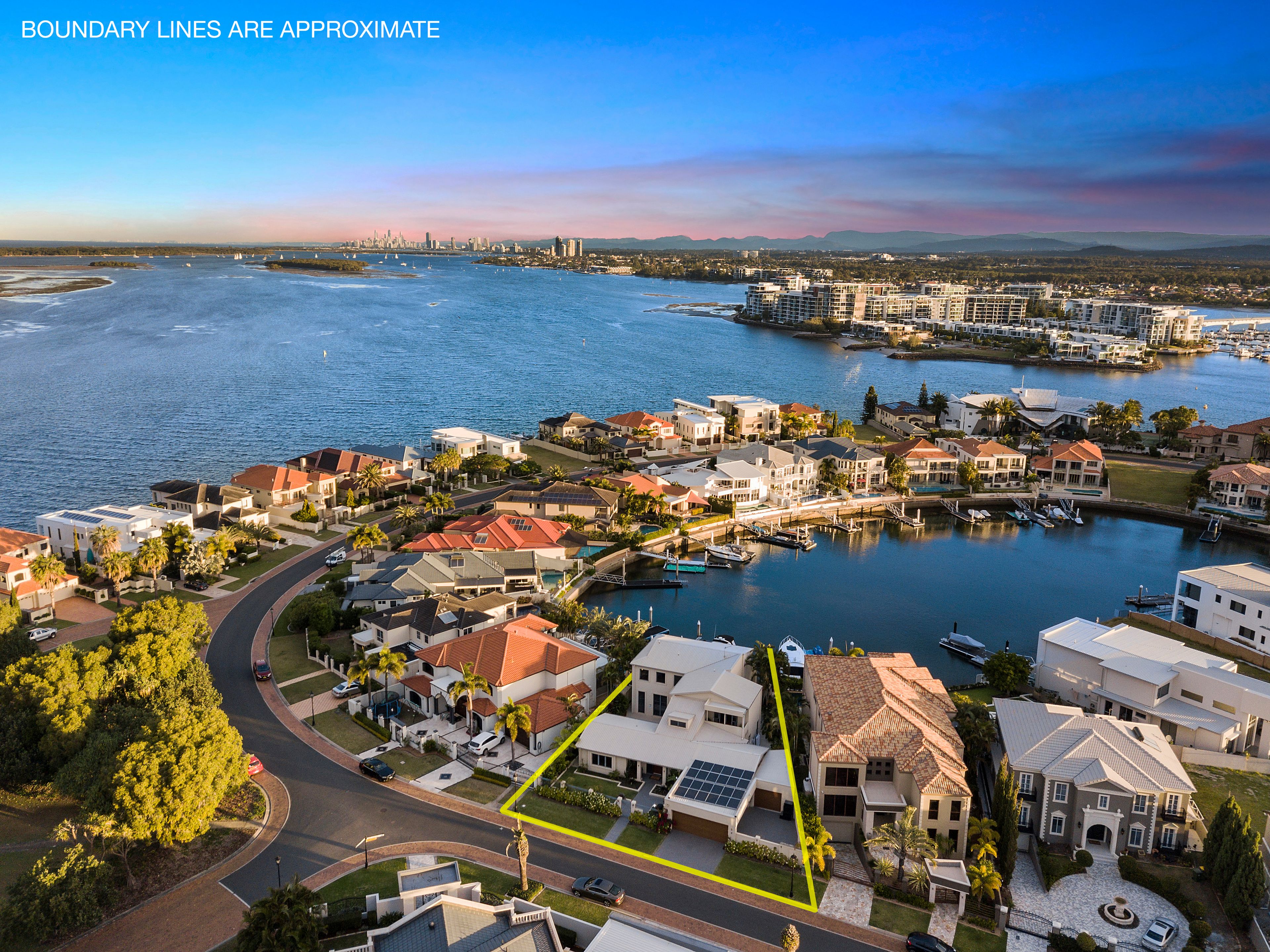 2 Queen Guineveres Place, Sovereign Islands QLD 4216