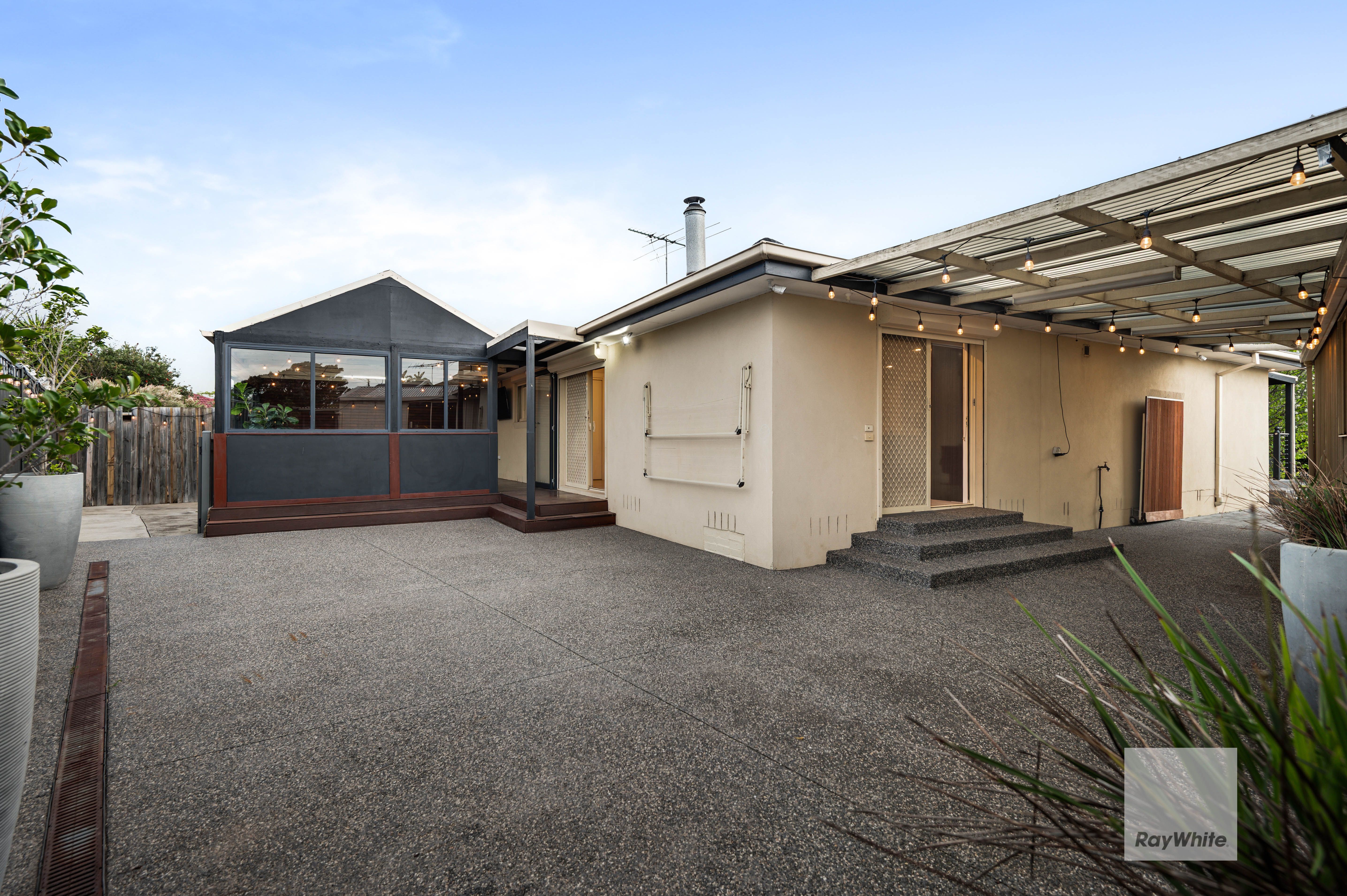 6 Sutton Close — photo 28 of 30