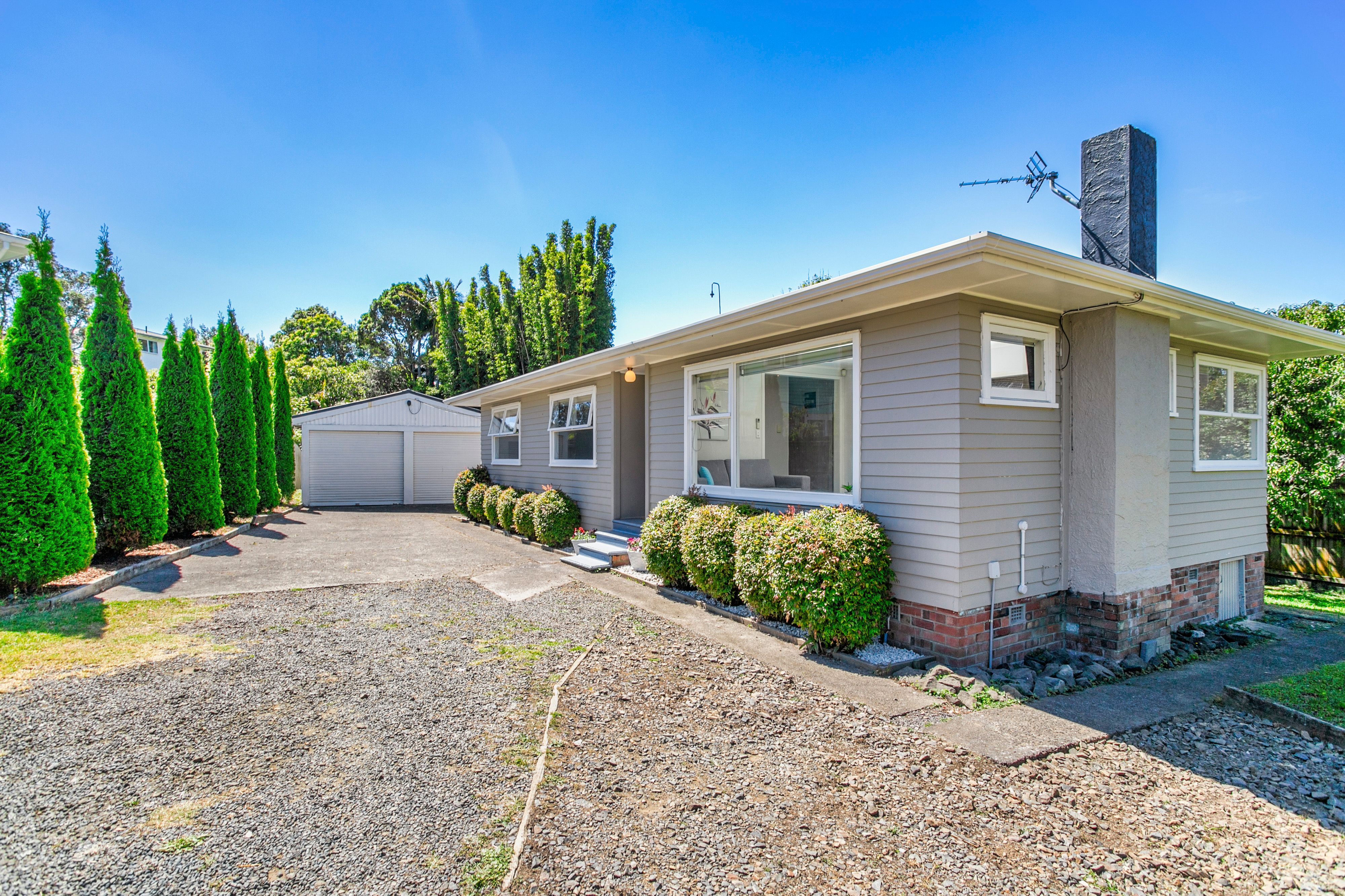 8 Cajero Place, Green Bay, Waitakere City