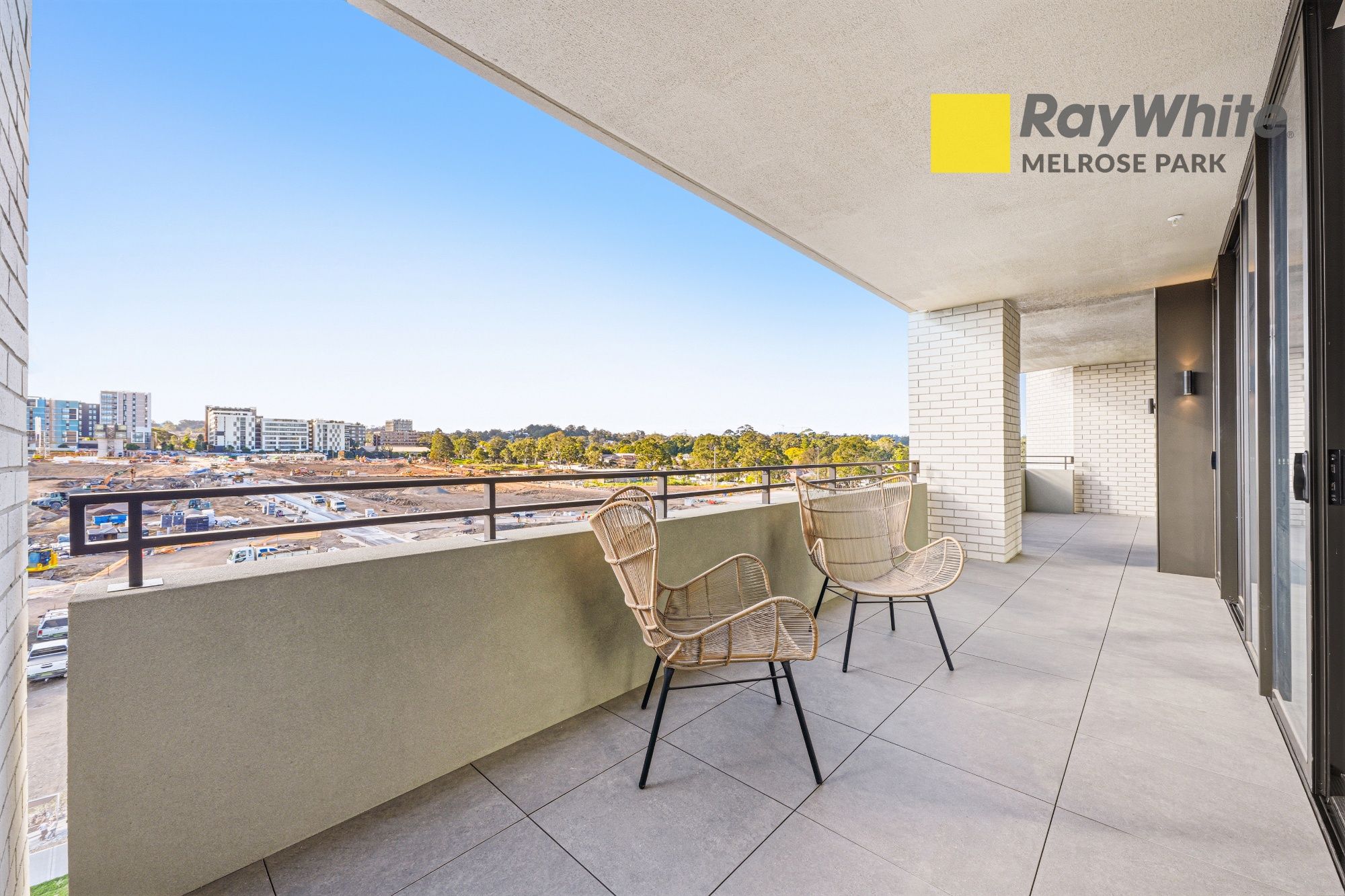 Brand NEW| Melrose Central| Luxury Living| Unbeatable Connectivity — photo 3 of 7