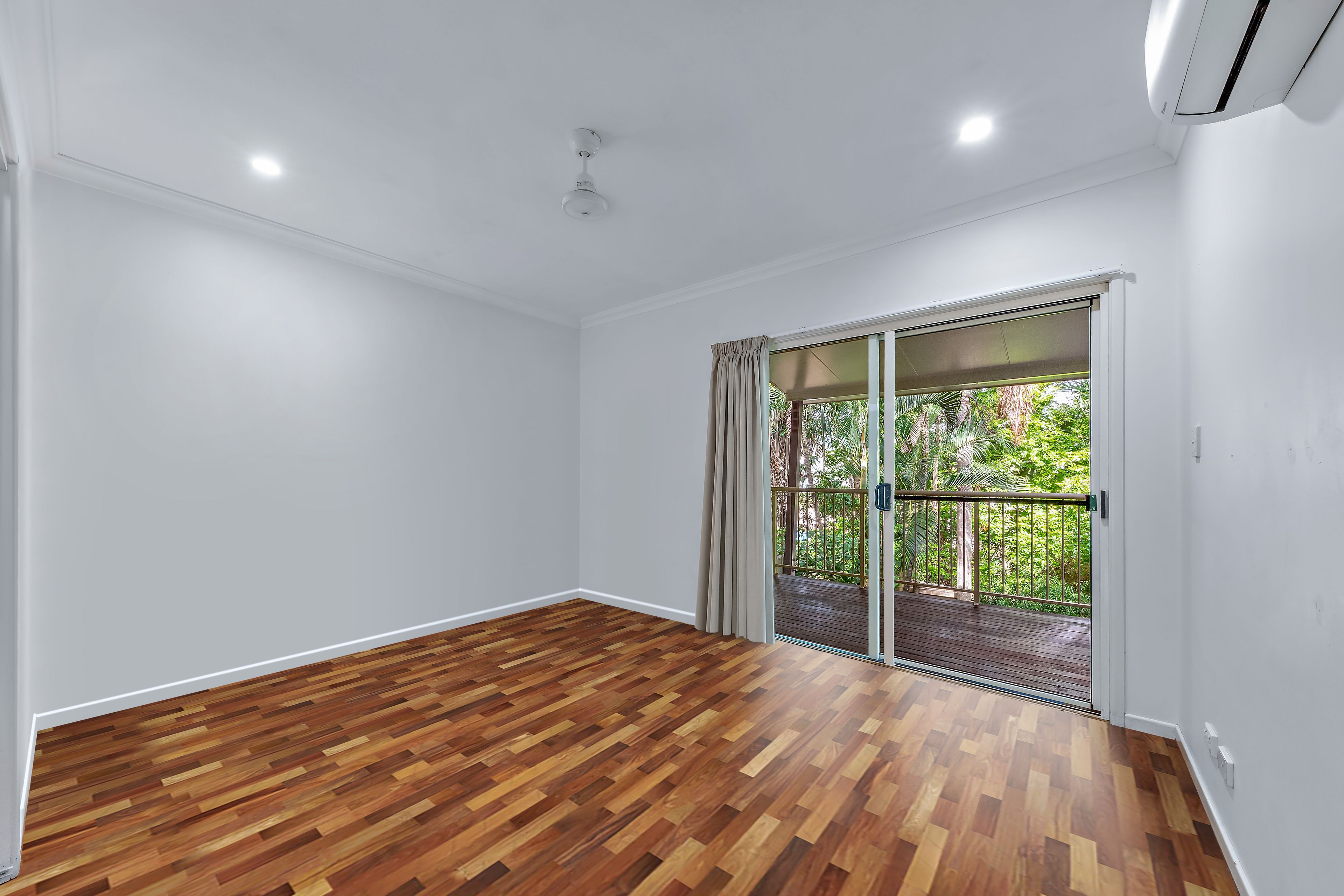 2/21 Shute Harbour Road — photo 9 of 20