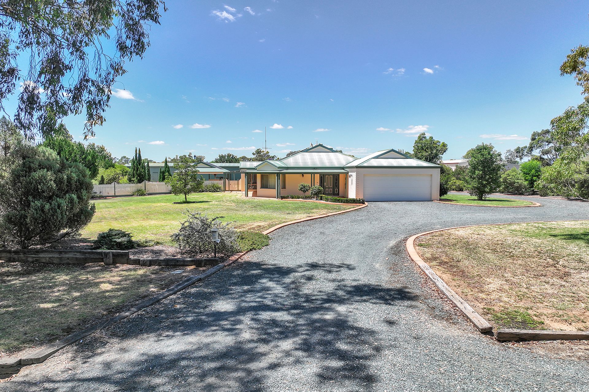 28 Village Drive, Rochester, VIC 3561