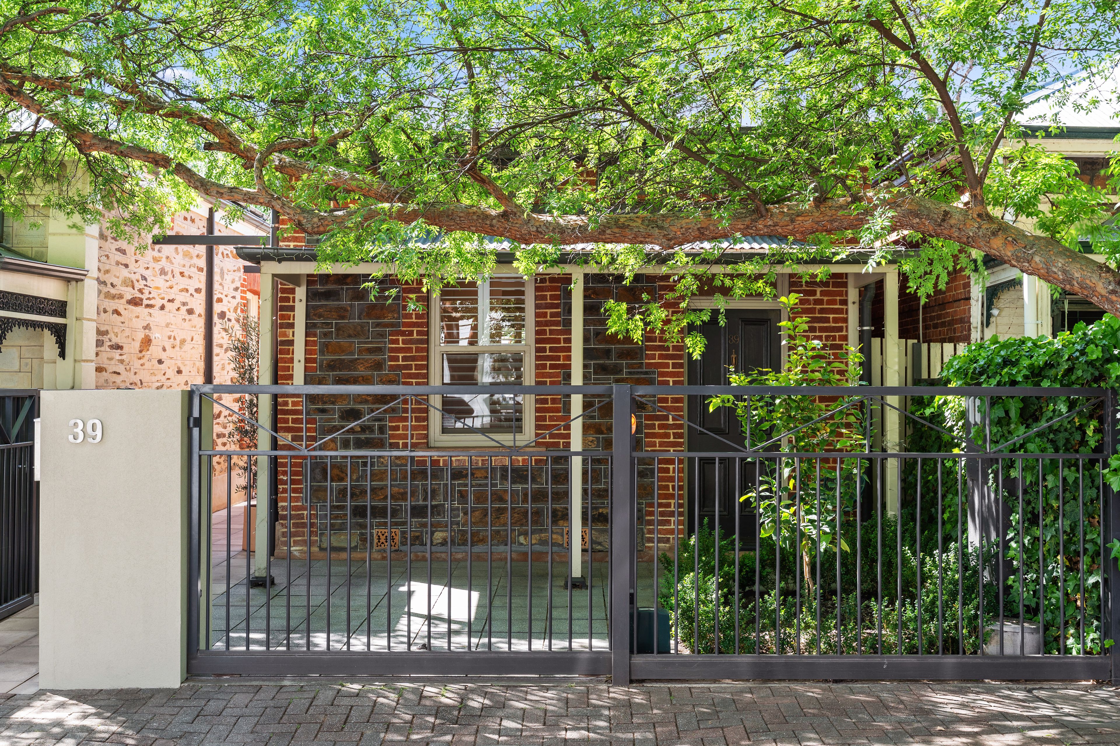 39 Gray Street — photo from Ray White Kensington