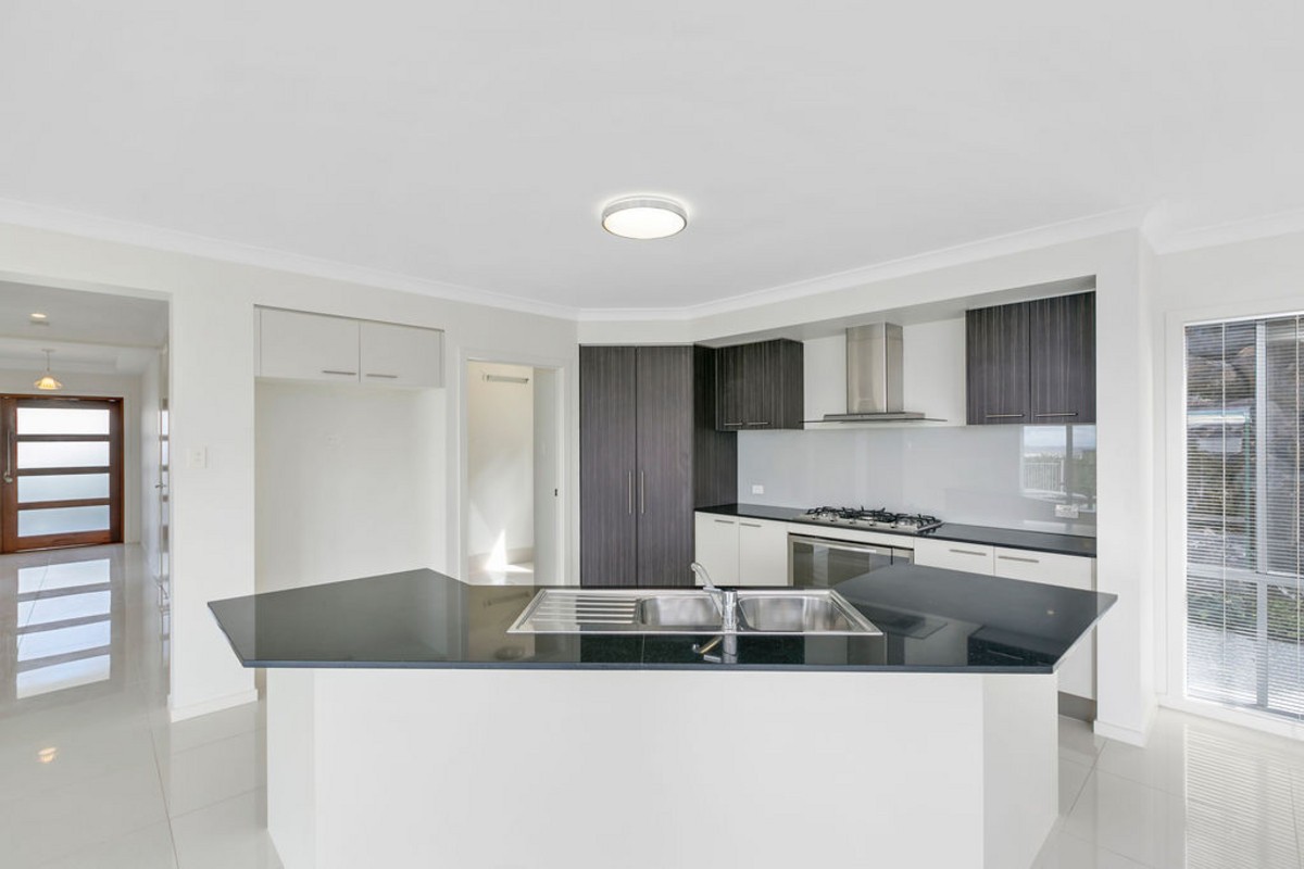 18 Chevron Rise, Highland Park, QLD 4211