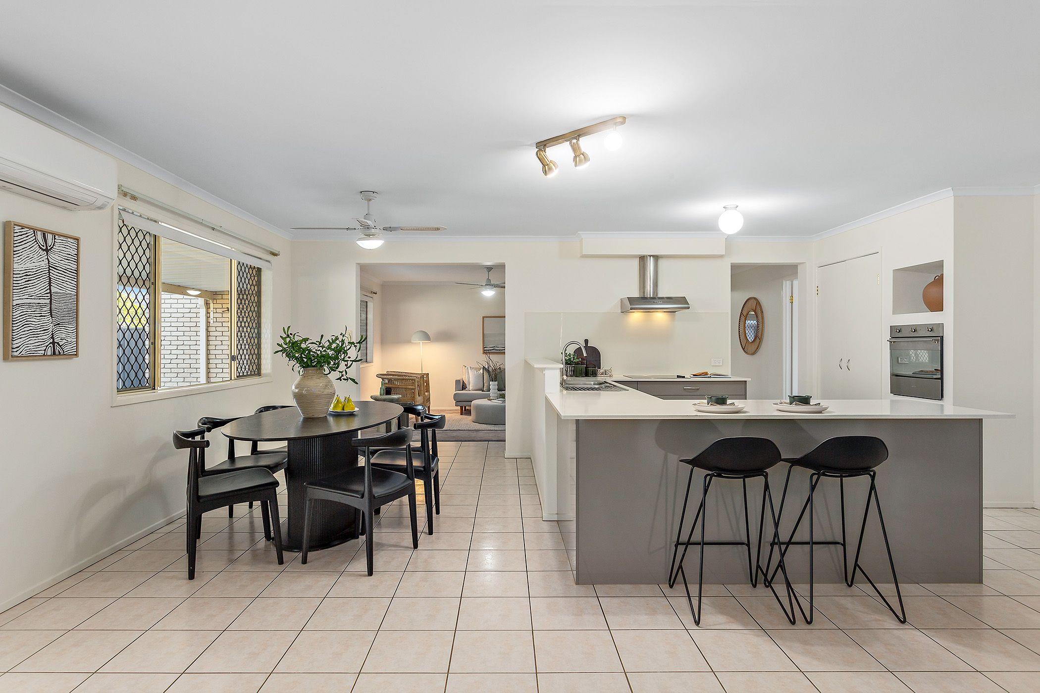 112 Kirralee Crescent — photo 4 of 20