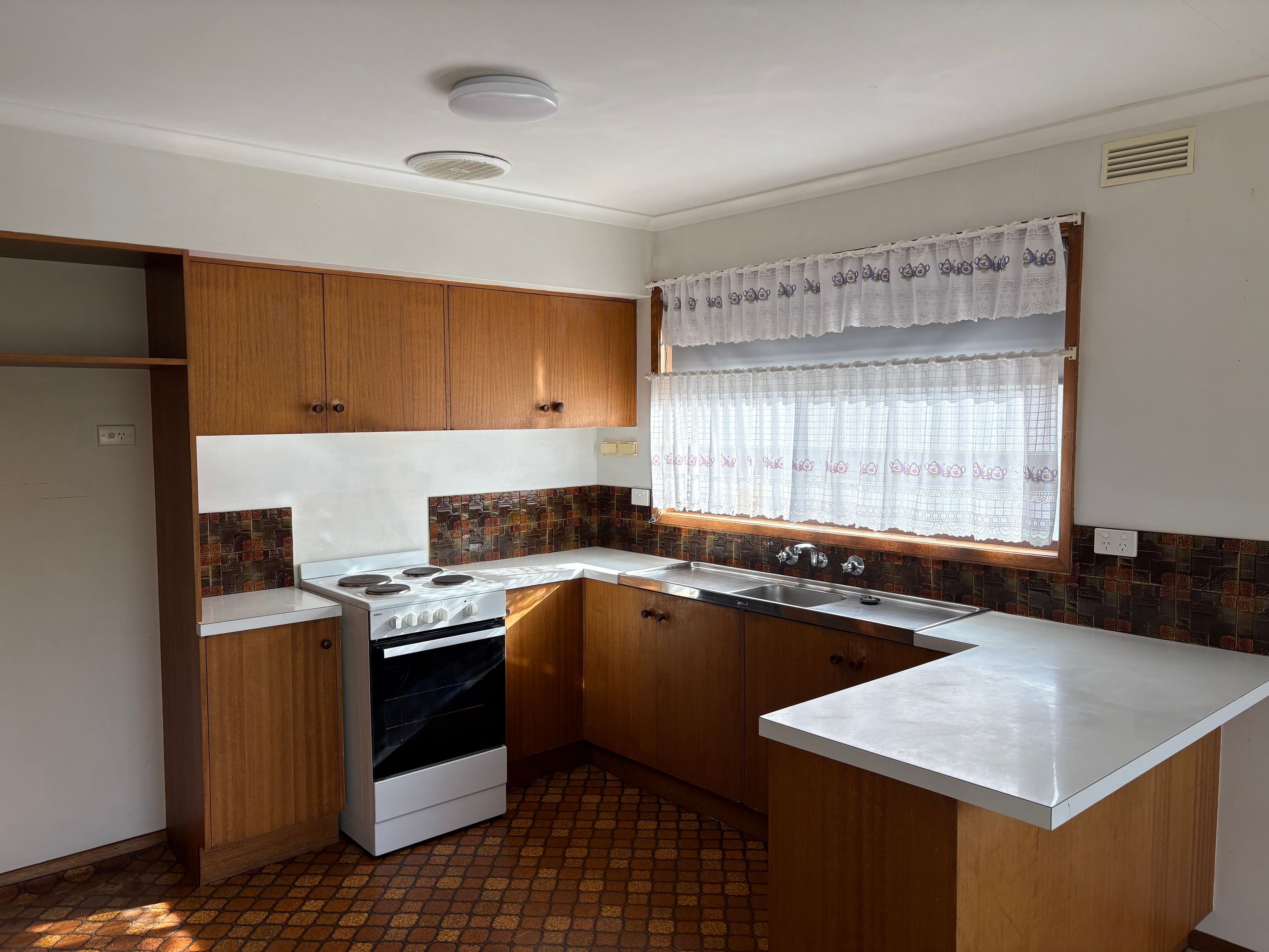 27 Karana Drive — photo 3 of 7