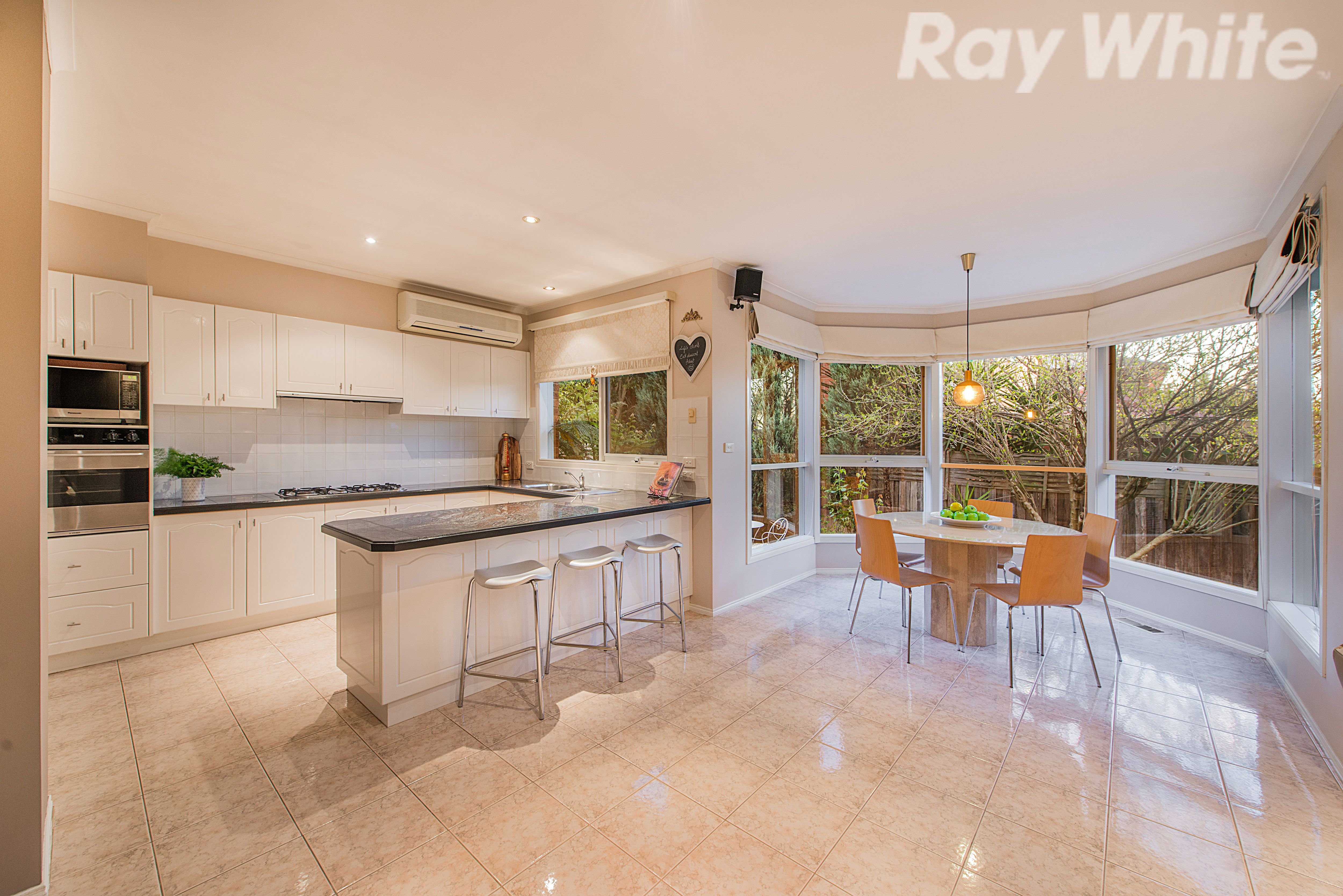 2 Lakewood Drive, Knoxfield, VIC 3180