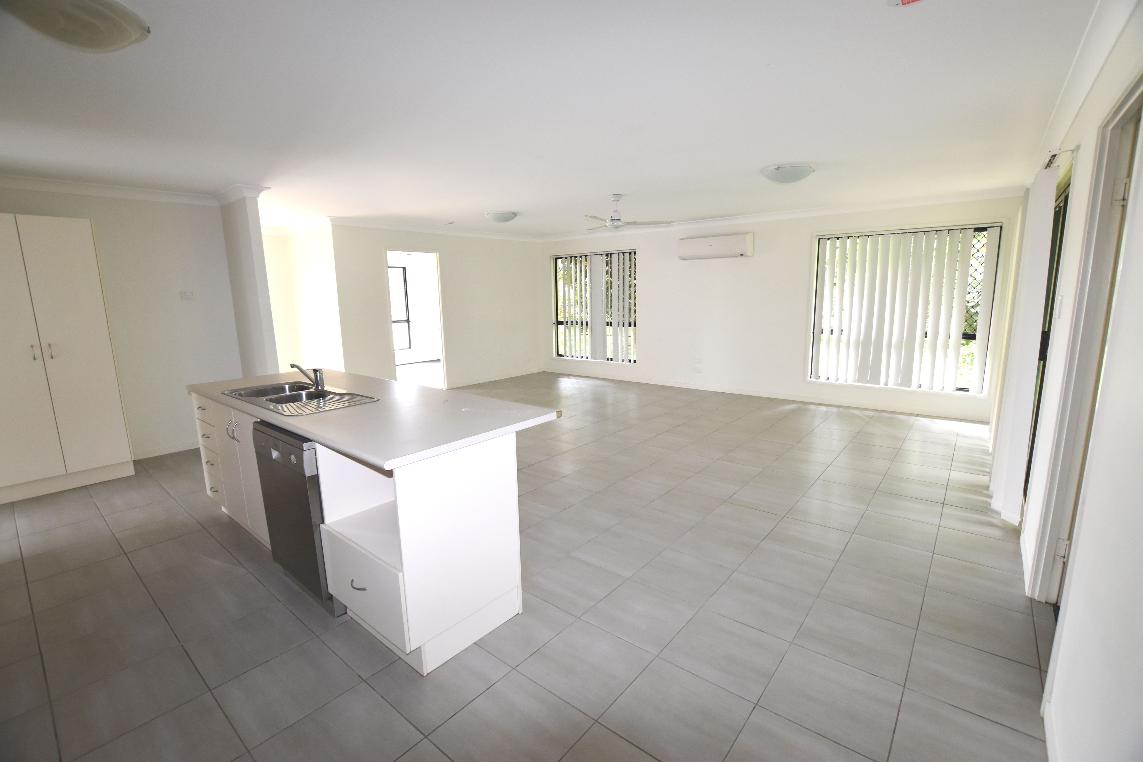 19 Deveney Drive, Kirkwood, QLD 4680