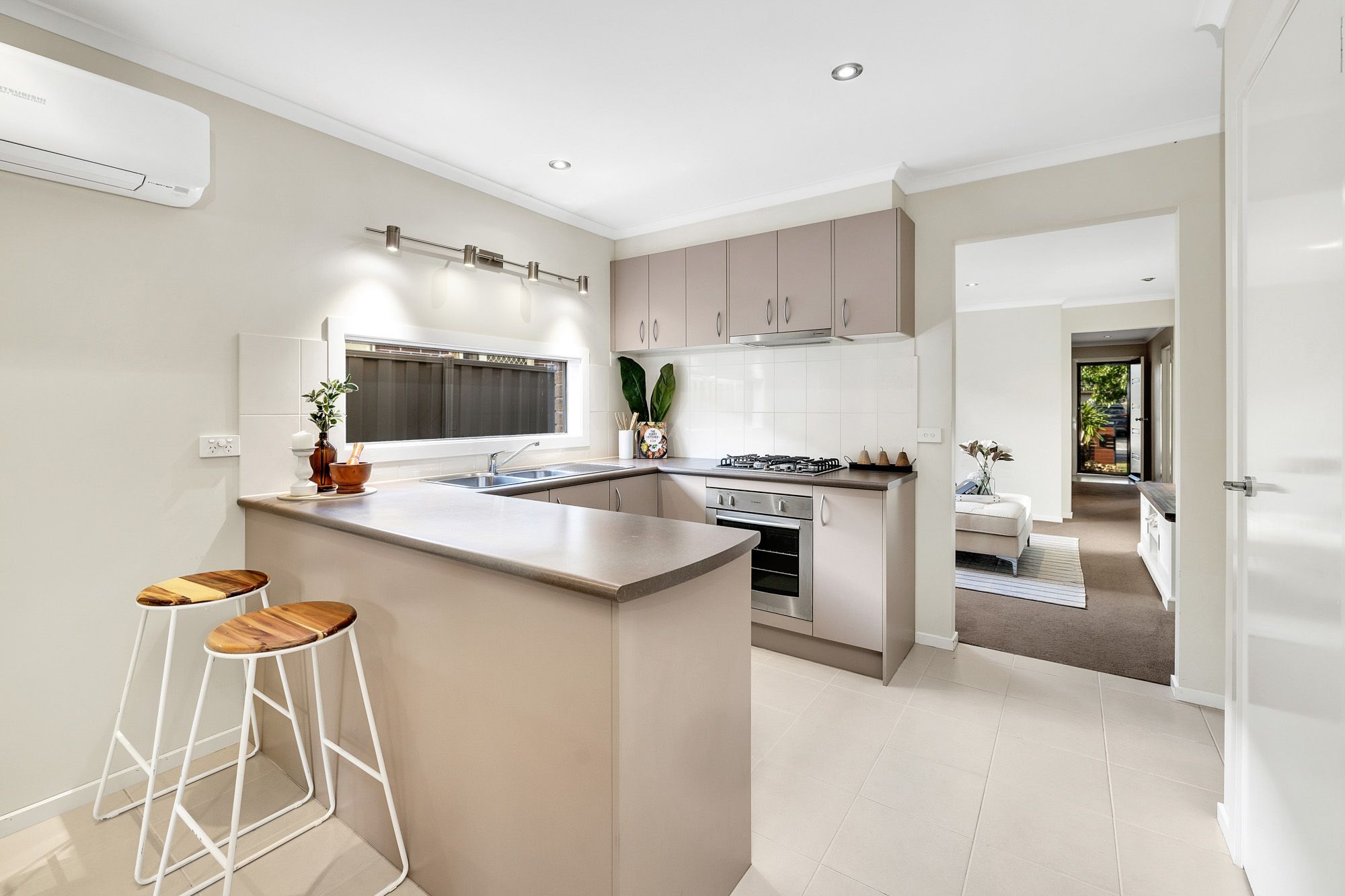 16 Gunyong Crescent, MANOR LAKES, VIC 3024