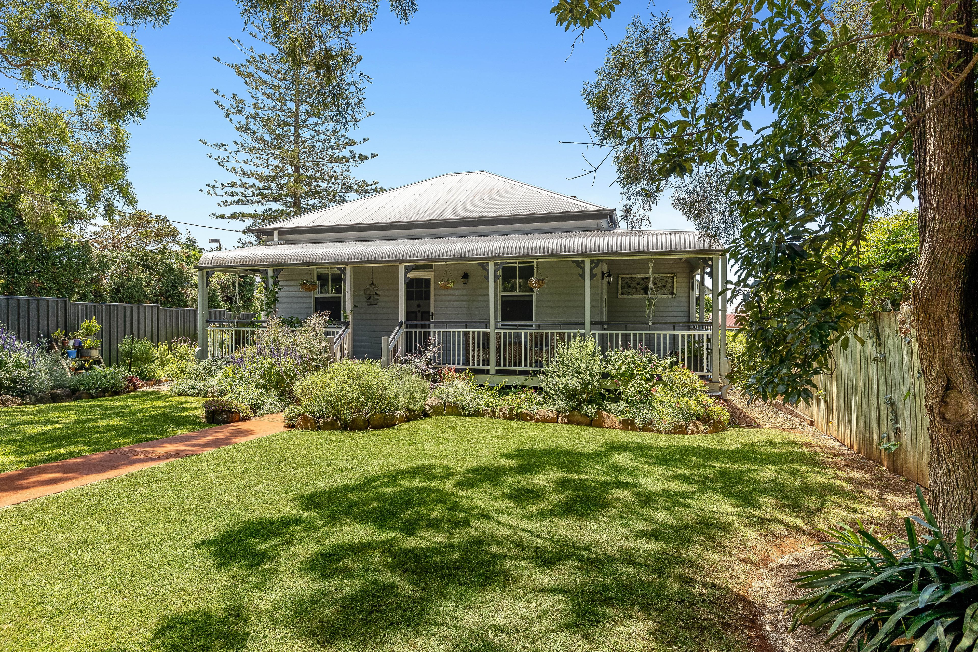 1 Wallace Street, Newtown, QLD 4350