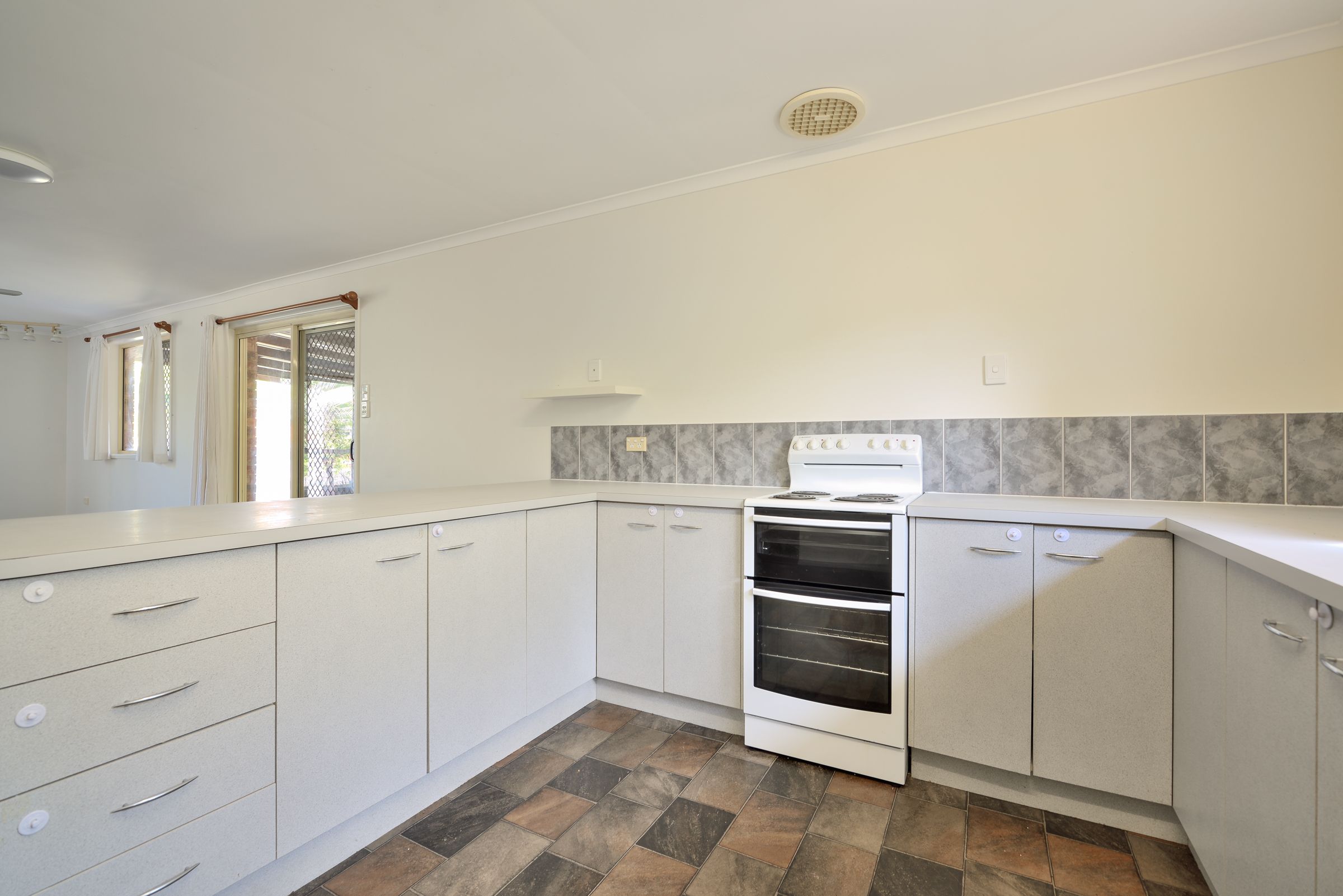 8 Carinya Drive, Clinton, QLD 4680