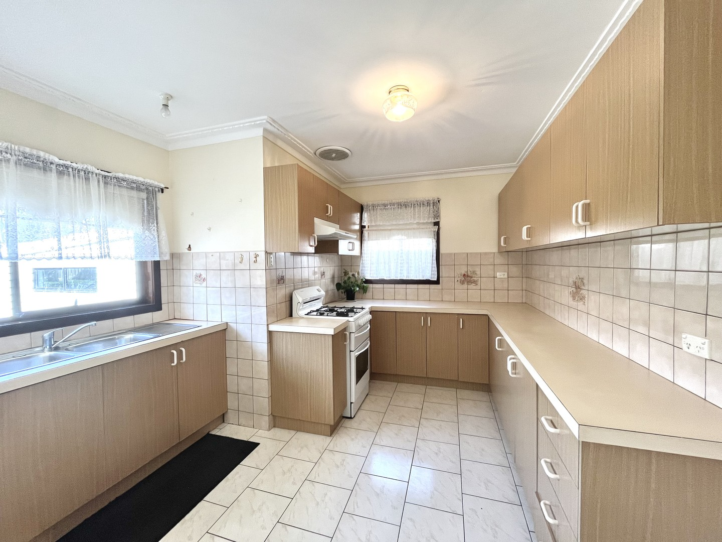 2 Canterbury Street, Hughesdale, VIC 3166