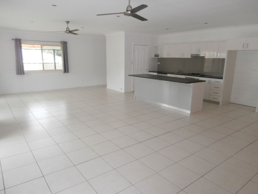 17 Lydon Crescent, West Nowra, NSW 2541