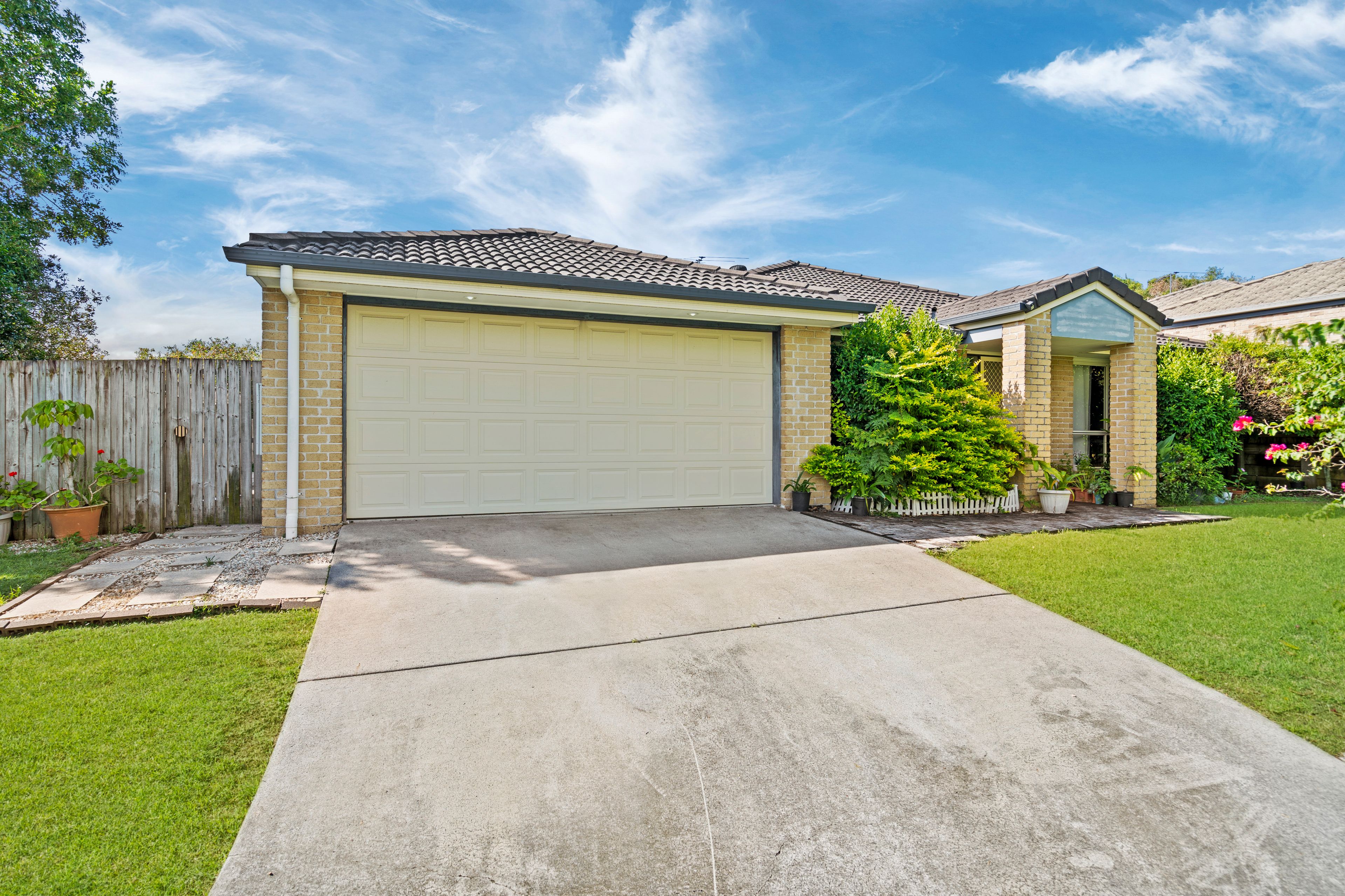 35 Sunrise Crescent, Regents Park, QLD 4118