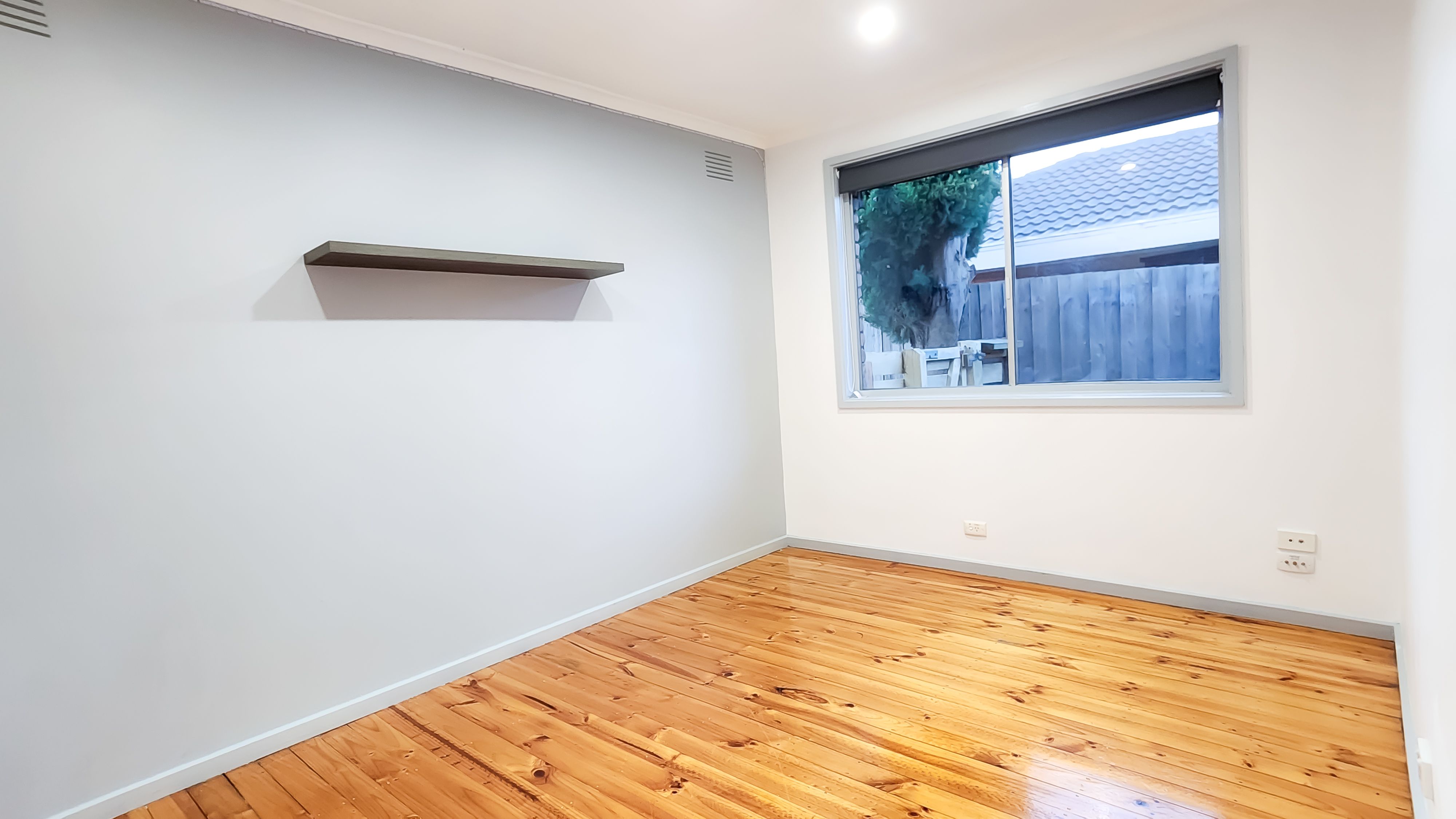 24 Hood Crescent — photo 11 of 15