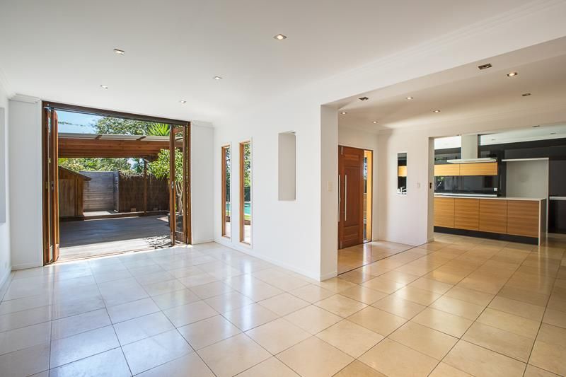 156 Bamboo Avenue, Benowa, QLD 4217