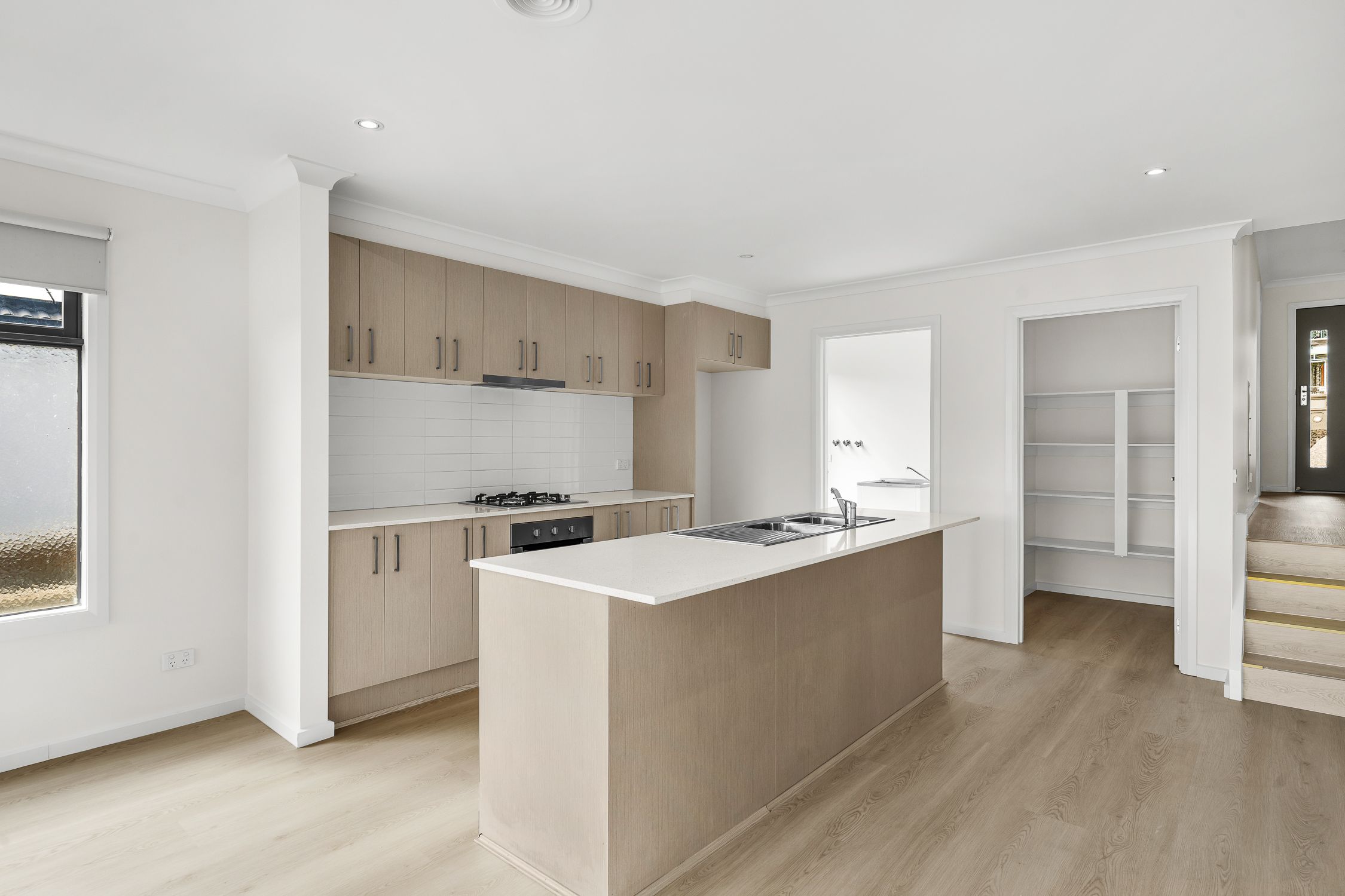 32 Eastbourne Crescent — photo 3 of 12